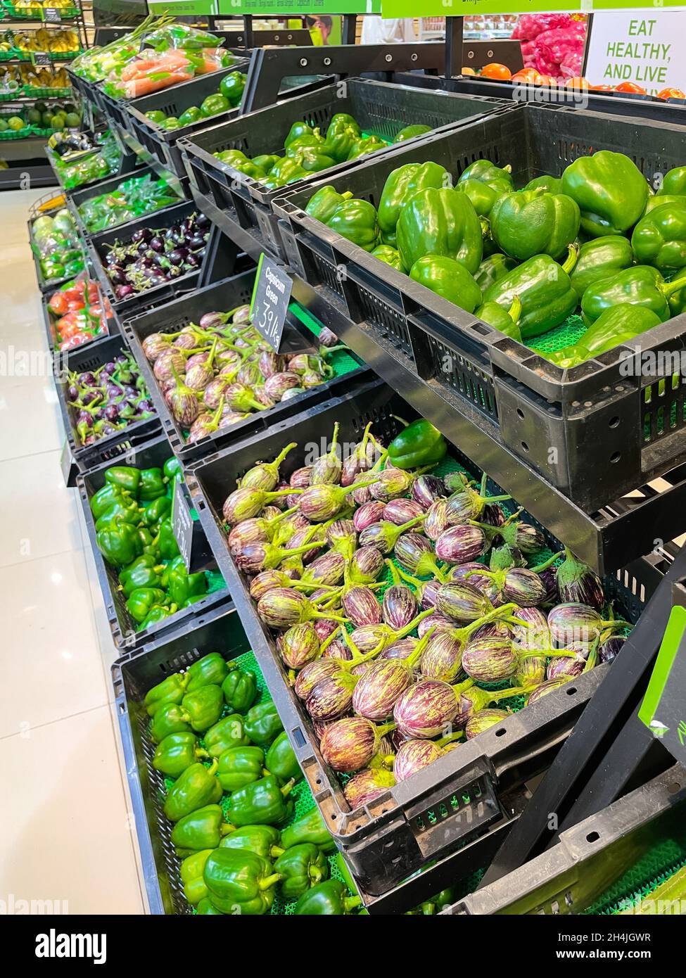 Selektives Fokusbild von frischem, grünem Bio-Gemüse, das am 3. August 2021 in einem Supermarkt in Pune India in Containern gezeigt wurde Stockfoto