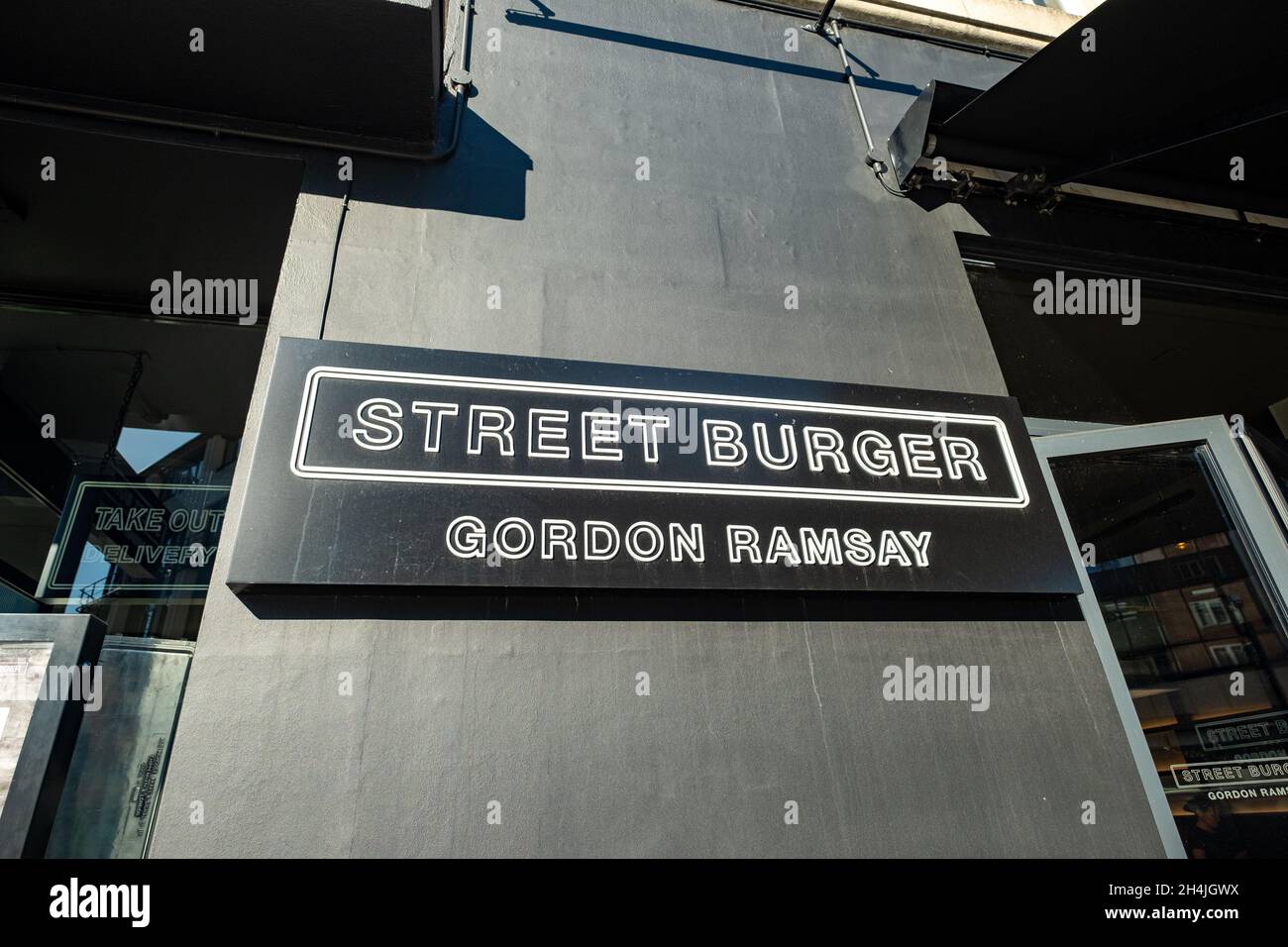 London - November 2021: Gordon Ramsay Street Burger Restaurant in der Kensington High Street Stockfoto