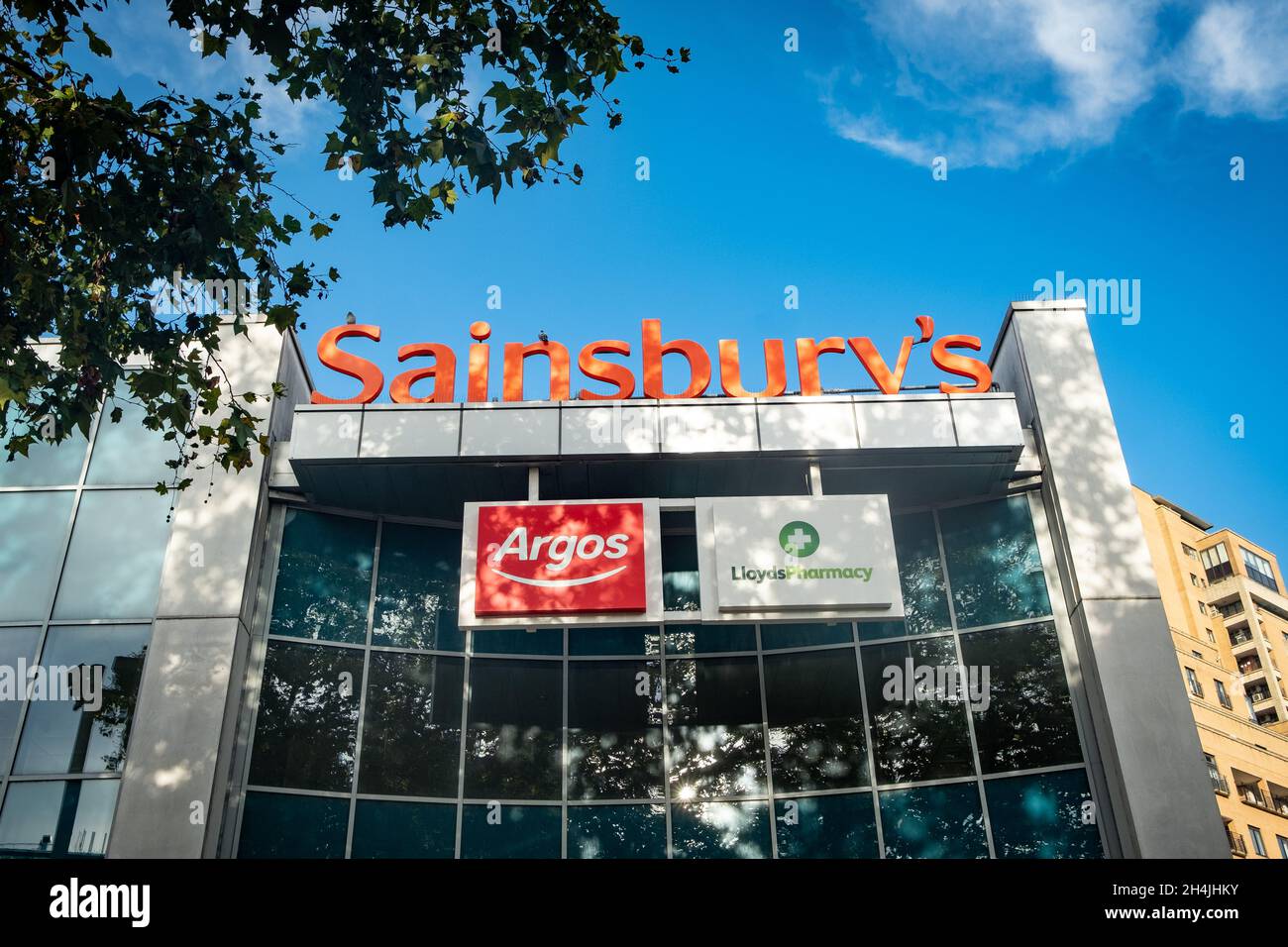 London - November 2021: Sainsburys Supermarkt mit Argos und Lloyds Apotheke im Inneren. Stockfoto