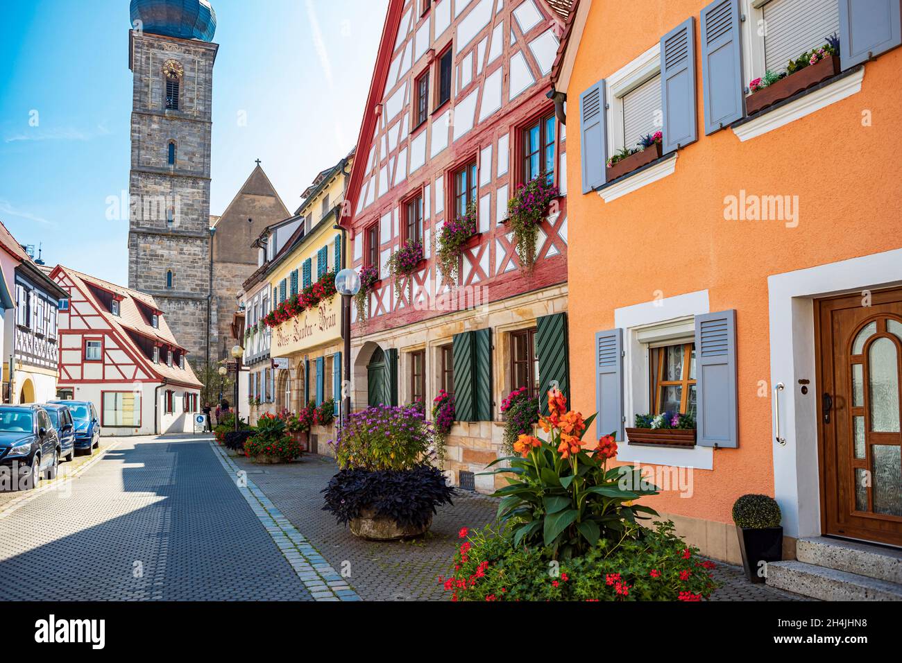 FORCHHEIM, DEUTSCHLAND - CA. AUGUST 2021: Die Kapellenstraße von Forchheim, Bayern, Deutschland Stockfoto