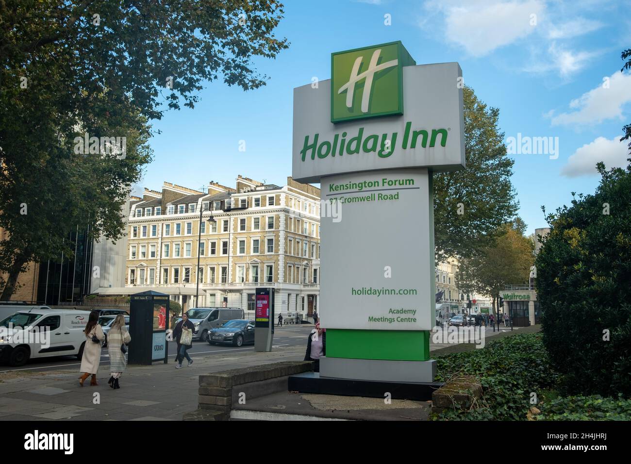 London - November 2021: Holiday Inn an der Cromwell Road in Kensington. Eine US-amerikanische multinationale Hotelmarke Stockfoto