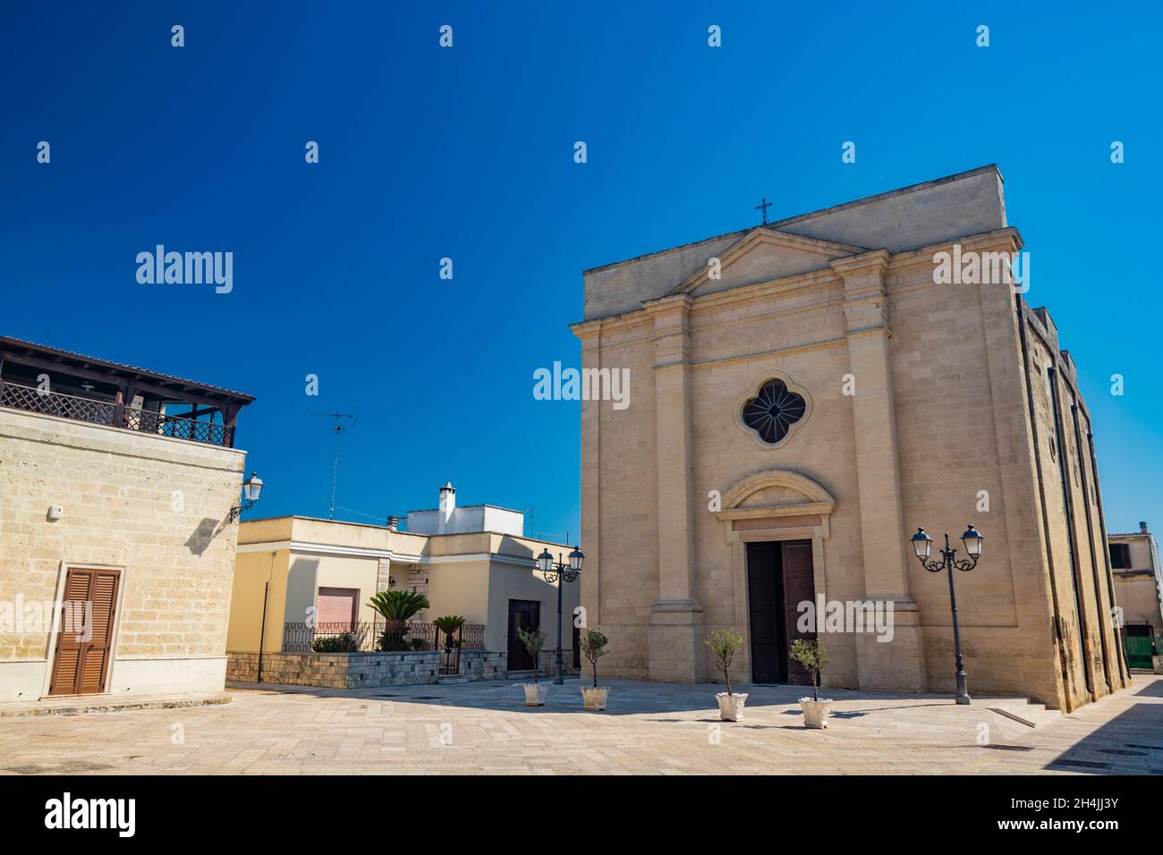 Das kleine Dorf Acaya, Lecce, Salento, Apulien, Italien. Die Kirche Santa Maria della Neve, im barocken, neoklassizistischen und romanischen Stil. Das fa Stockfoto