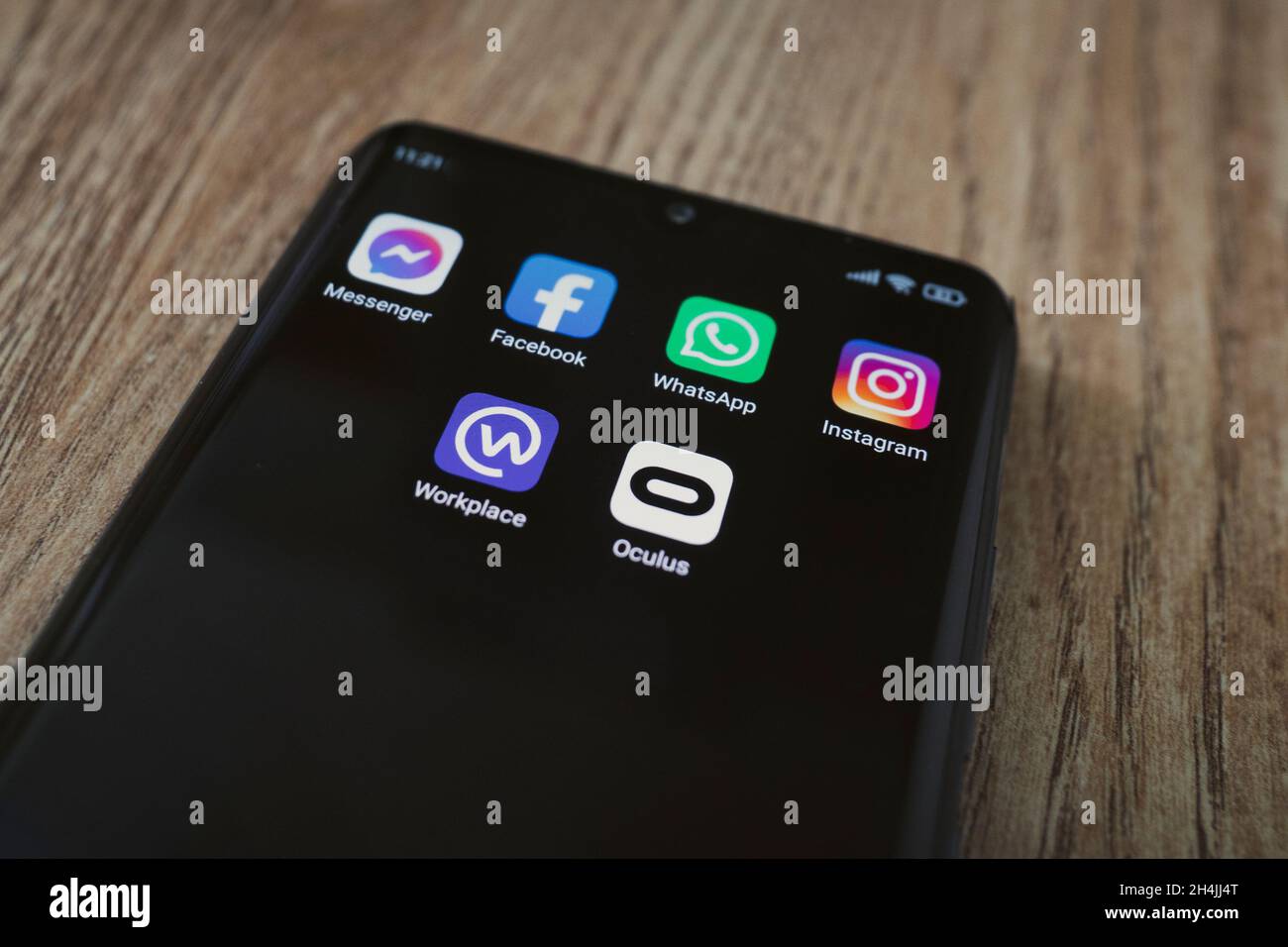 Smartphone mit Facebook, Messenger, WhatsApp, Instagram, Oculus, Arbeitsplatzanwendungen. 3. November 2021. Barnaul, Russland Stockfoto