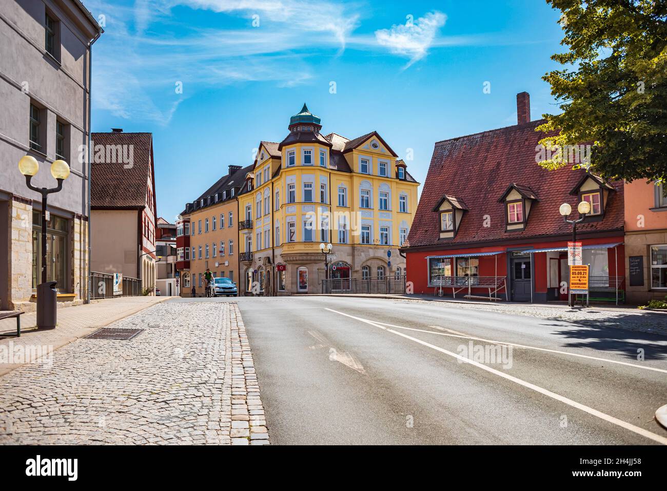 FORCHHEIM, DEUTSCHLAND - CA. AUGUST 2021: Die Klosterstraße von Forchheim, Bayern, Deutschland Stockfoto
