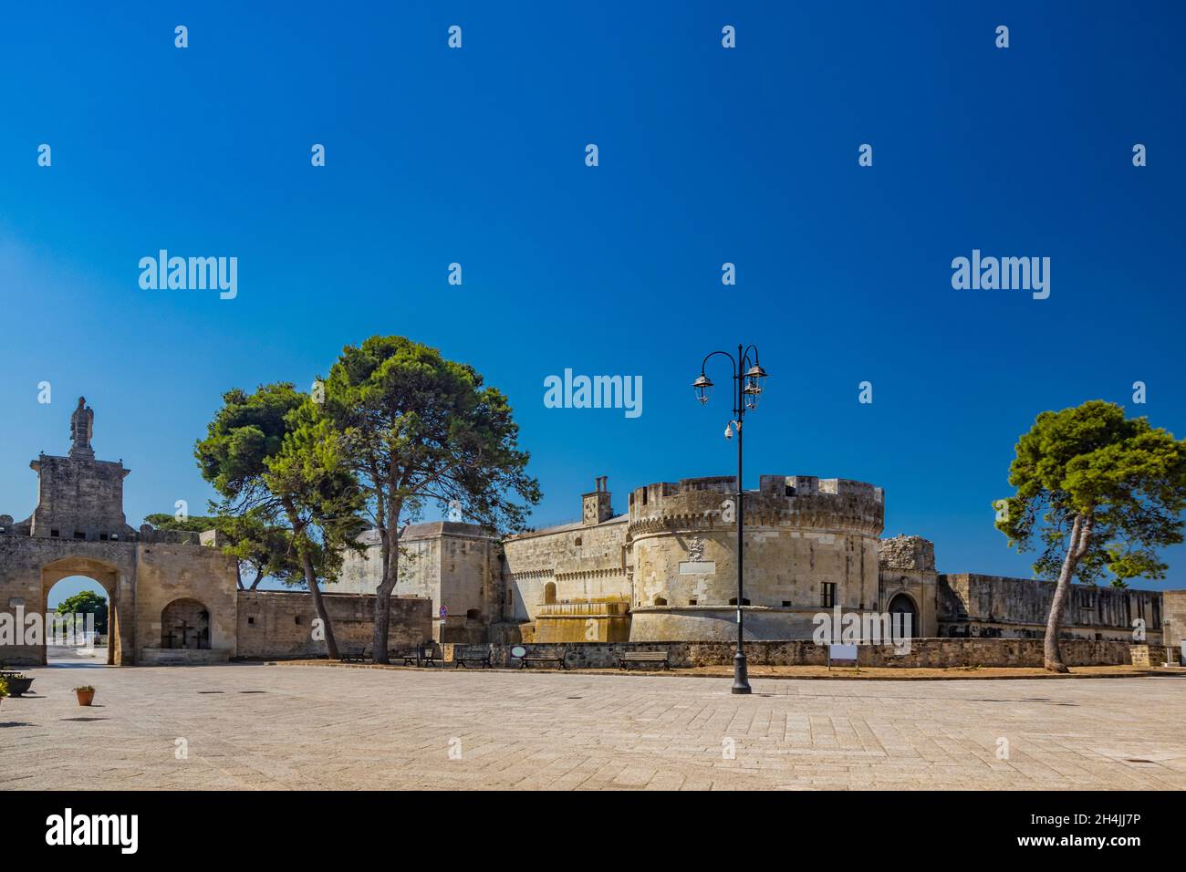 Das kleine befestigte Dorf Acaya, Lecce, Salento, Apulien, Italien. Der große gepflasterter Platz. Das Schloss mit den Türmen und der Eingangstür, w Stockfoto