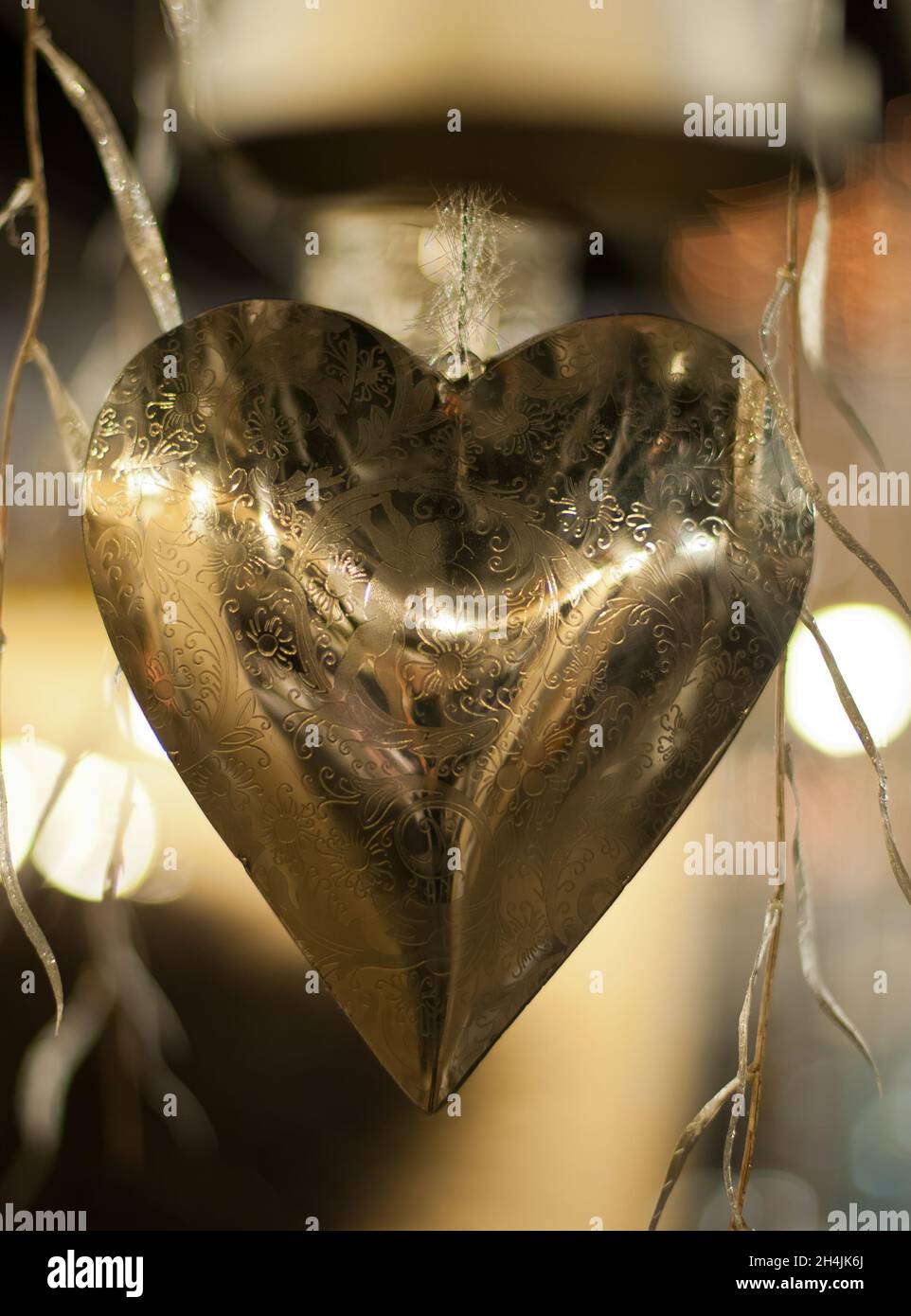 Metall hart in Goldfarbe als Dekorationsstück für weihnachten Stockfoto