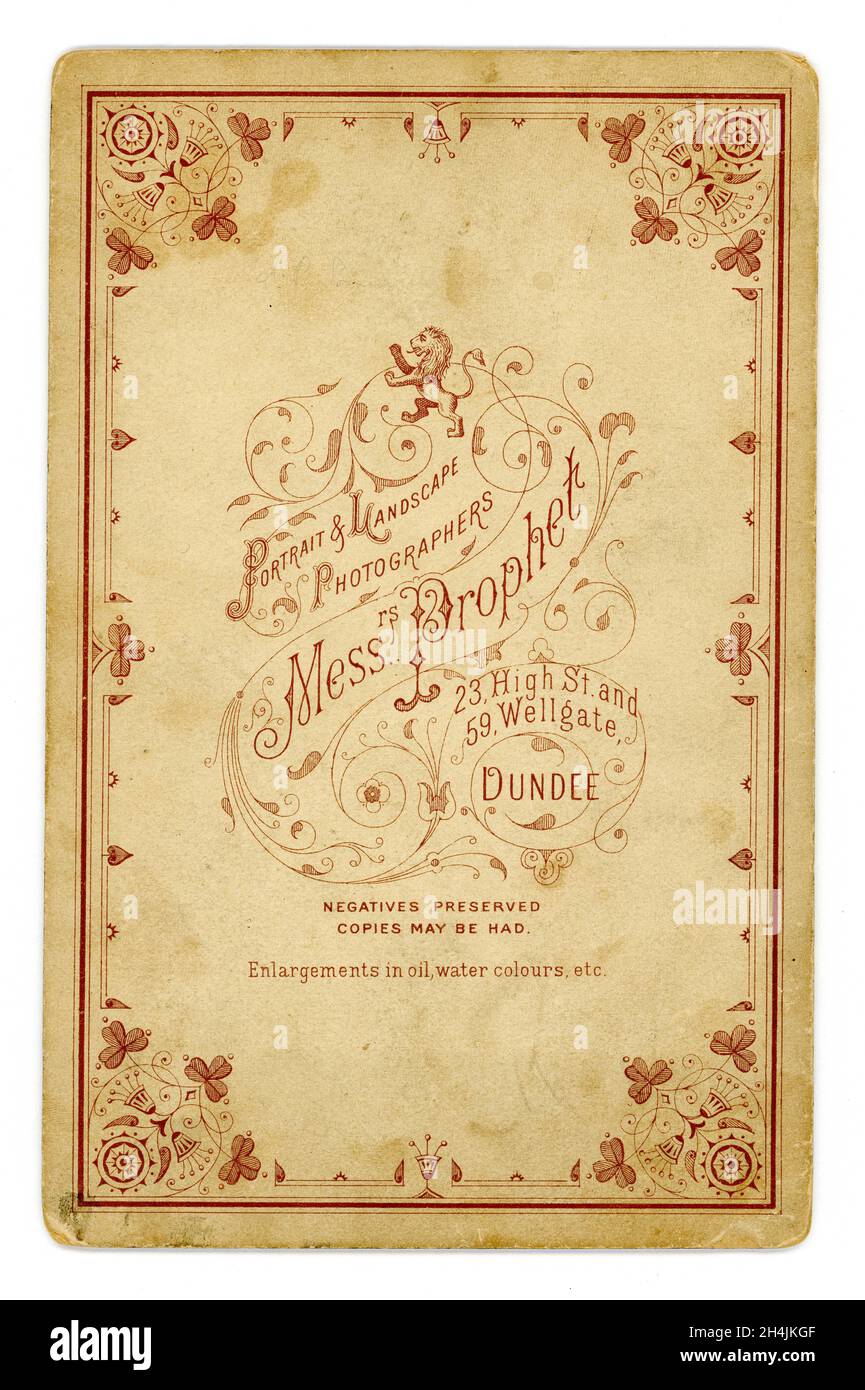 Originale, sepiafarbene viktorianische Schrankkarte mit typischer schicker viktorianischer Bordüre. Aus dem Studio von D. & W. Prophet, Dundee, Schottland, Großbritannien um 1898 Stockfoto