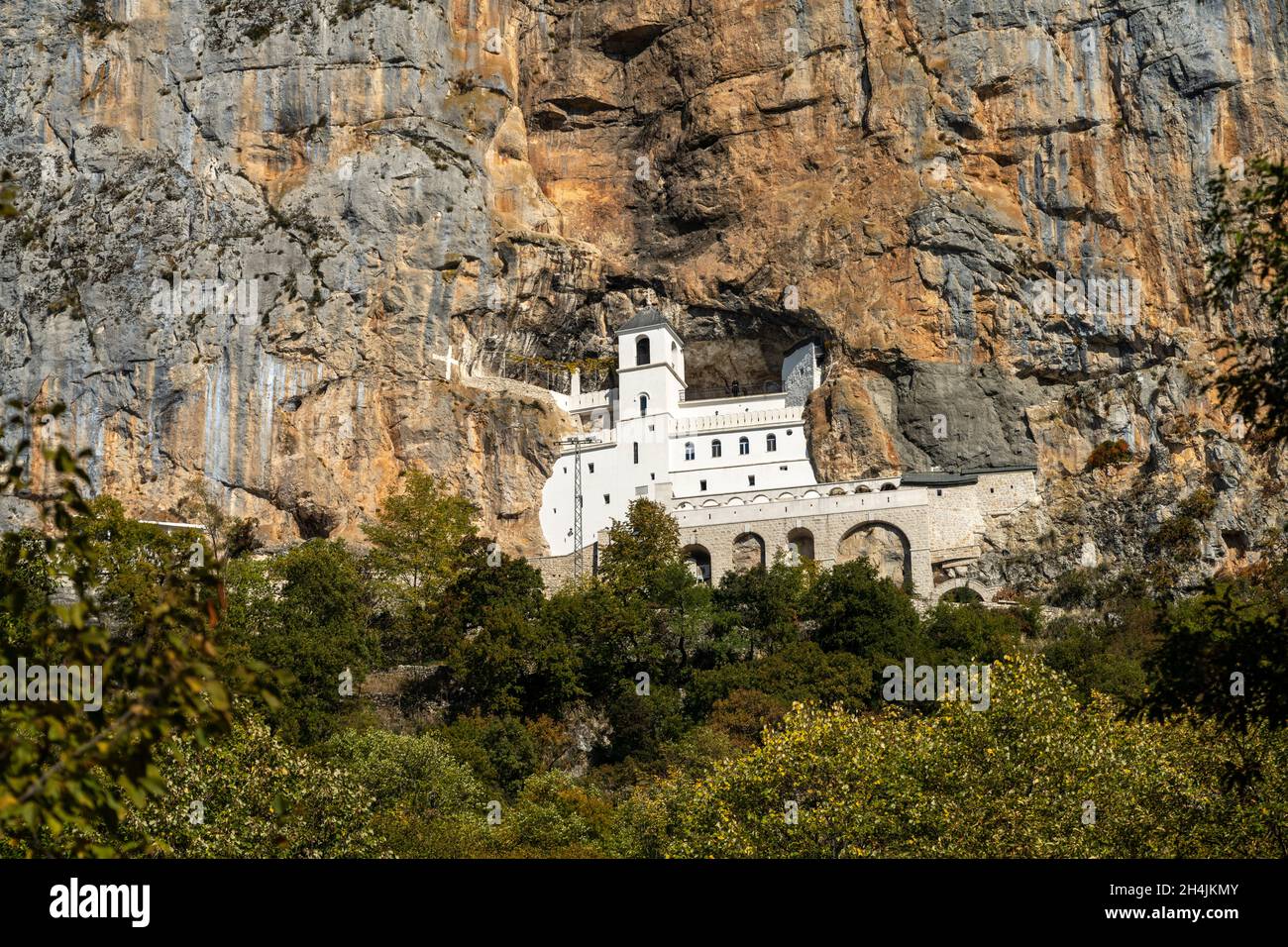 Das serbisch-orthodoxe Kloster Ostrog hoch oben in einem Felsen, Montenegro, Europa | Serbisch-orthodoxes Ostrog Kloster hoch oben im großen Felsen o Stockfoto