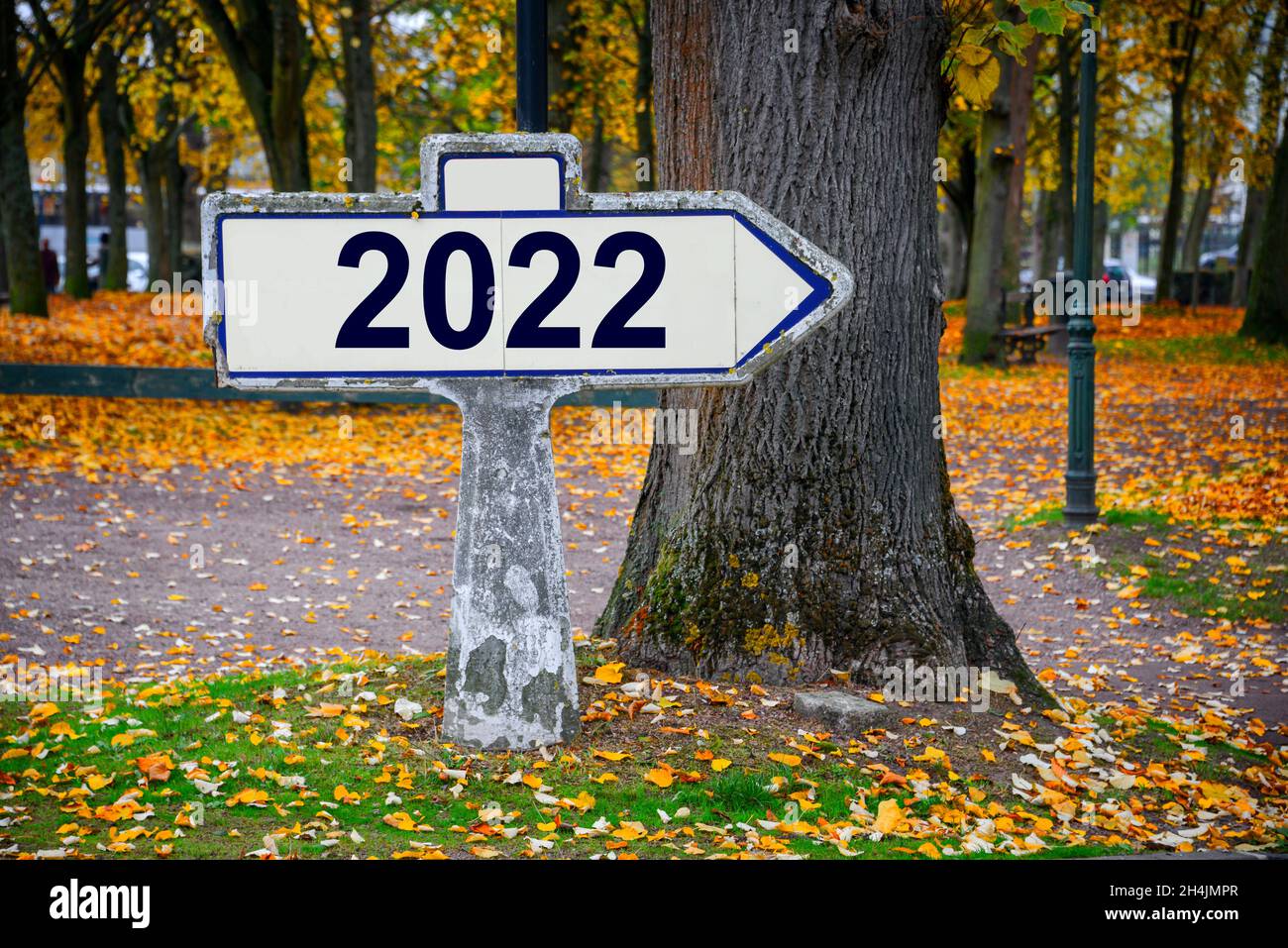 2022 geschrieben auf einem alten französischen Straßenschild, Herbsthintergrund Neujahr Grußkarte Stockfoto