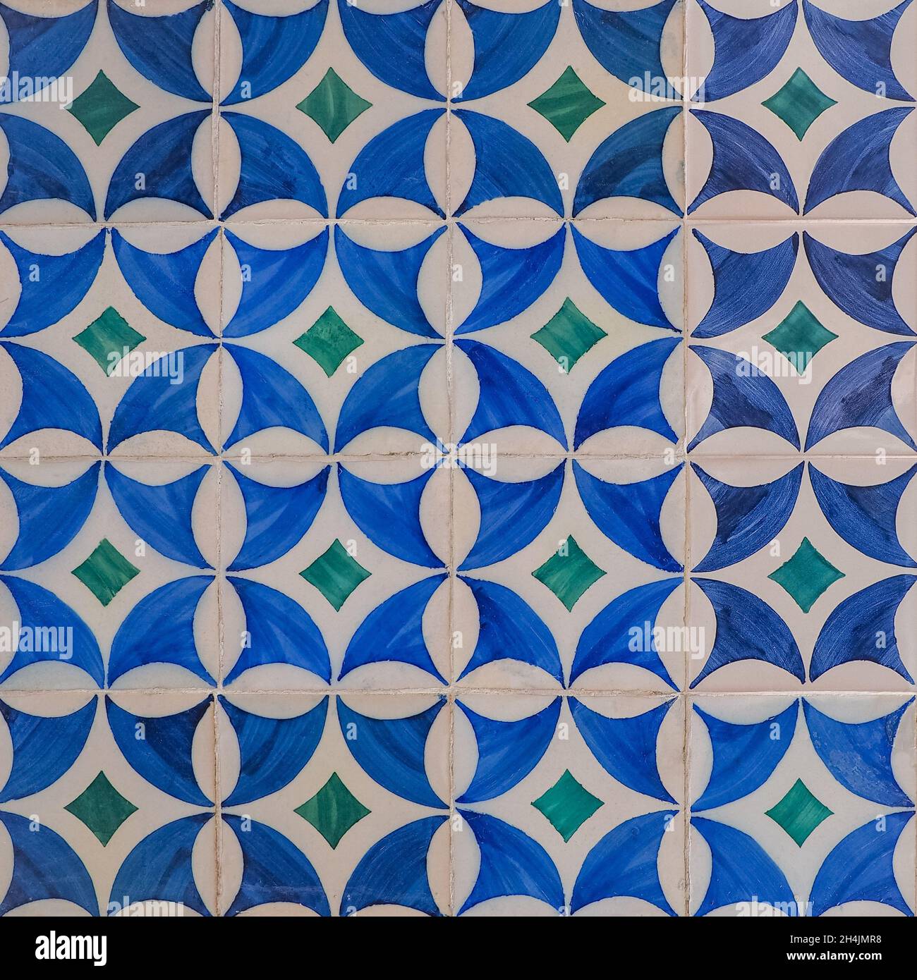 Fragment der Gebäudewand mit bunten keramischen Wandfliesen. Azulejos aus nächster Nähe. Traditionelle portugiesische Architektur. Abstrakt dekorativer Hintergrund. Stockfoto