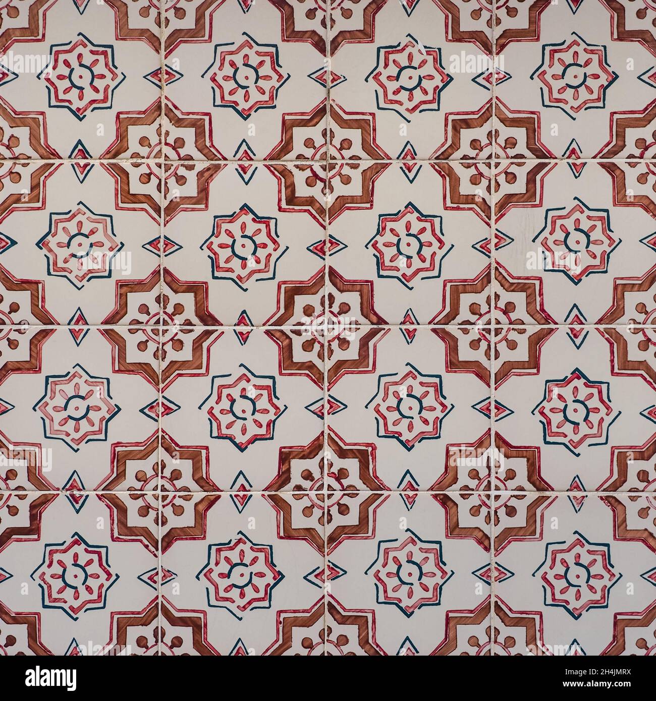 Fragment der Gebäudewand mit bunten keramischen Wandfliesen. Azulejos aus nächster Nähe. Traditionelle portugiesische Architektur. Abstrakt dekorativer Hintergrund. Stockfoto
