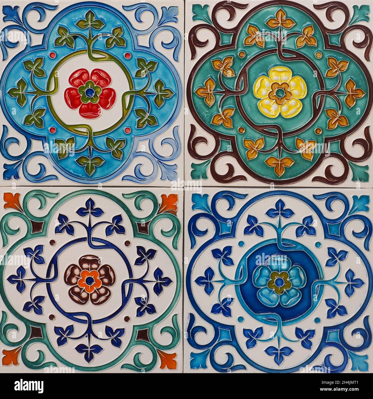 Fragment der Gebäudewand mit eingeprägten keramischen Wandfliesen. Azulejos aus nächster Nähe. Traditionelle portugiesische Architektur. Abstrakt dekorativer Hintergrund. Stockfoto