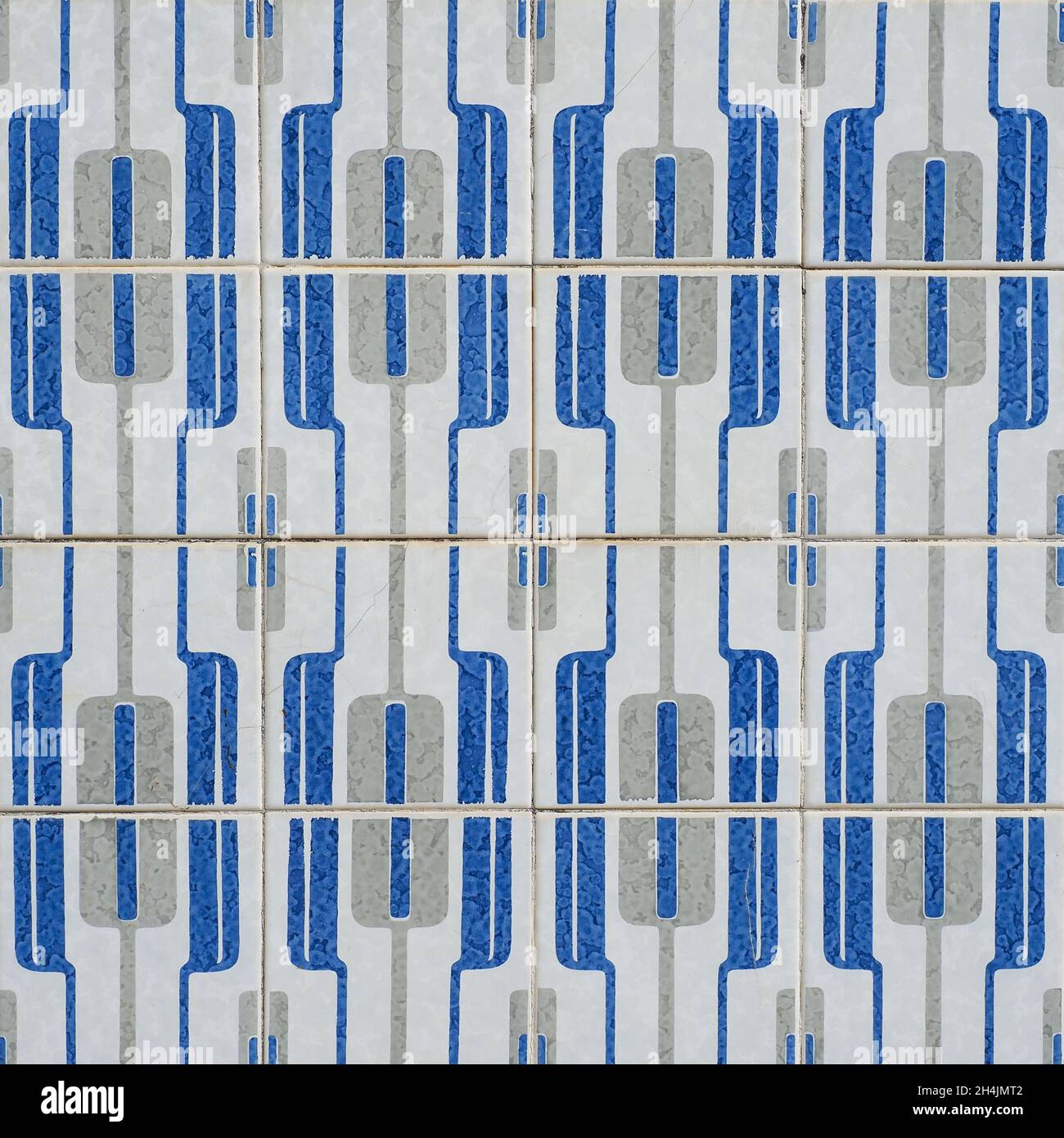 Fragment der Gebäudewand mit bunten keramischen Wandfliesen. Azulejos aus nächster Nähe. Traditionelle portugiesische Architektur. Abstrakt dekorativer Hintergrund. Stockfoto