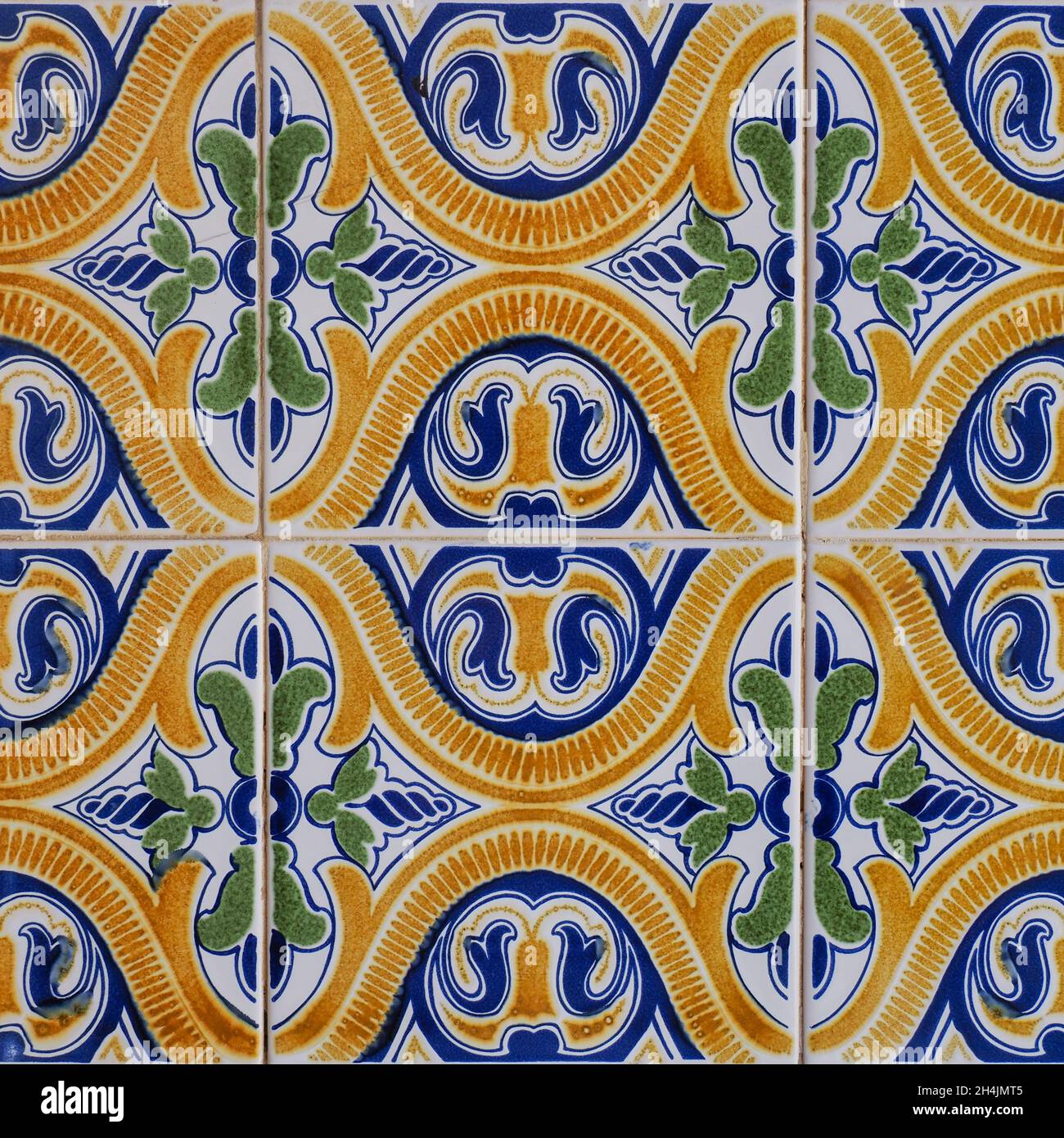 Fragment der Gebäudewand mit bunten keramischen Wandfliesen. Azulejos aus nächster Nähe. Traditionelle portugiesische Architektur. Abstrakt dekorativer Hintergrund. Stockfoto