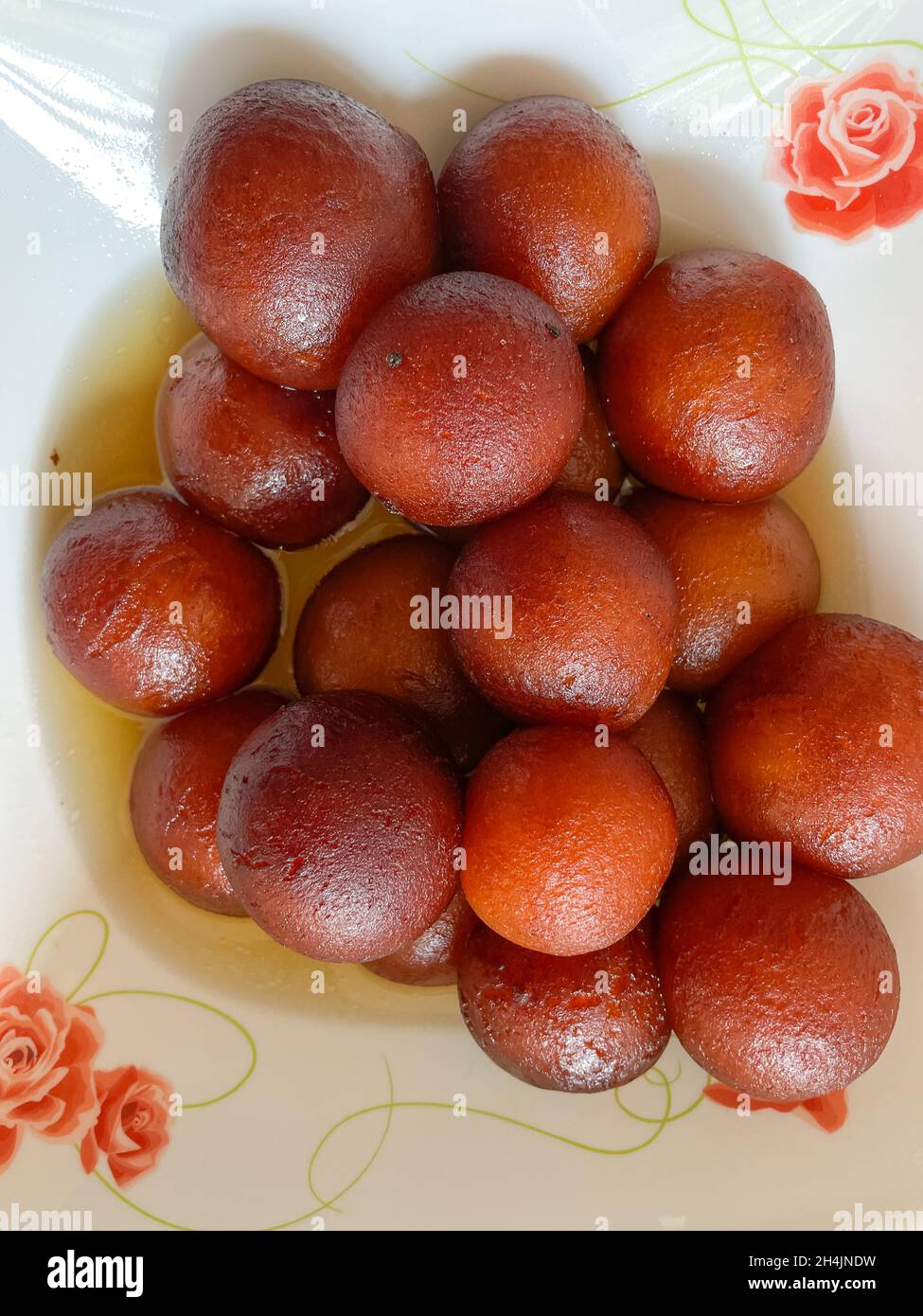 Draufsicht auf eine Schale voller traditioneller indischer Süßigkeit namens Gulab Jamun oder Kala Jaam Stockfoto