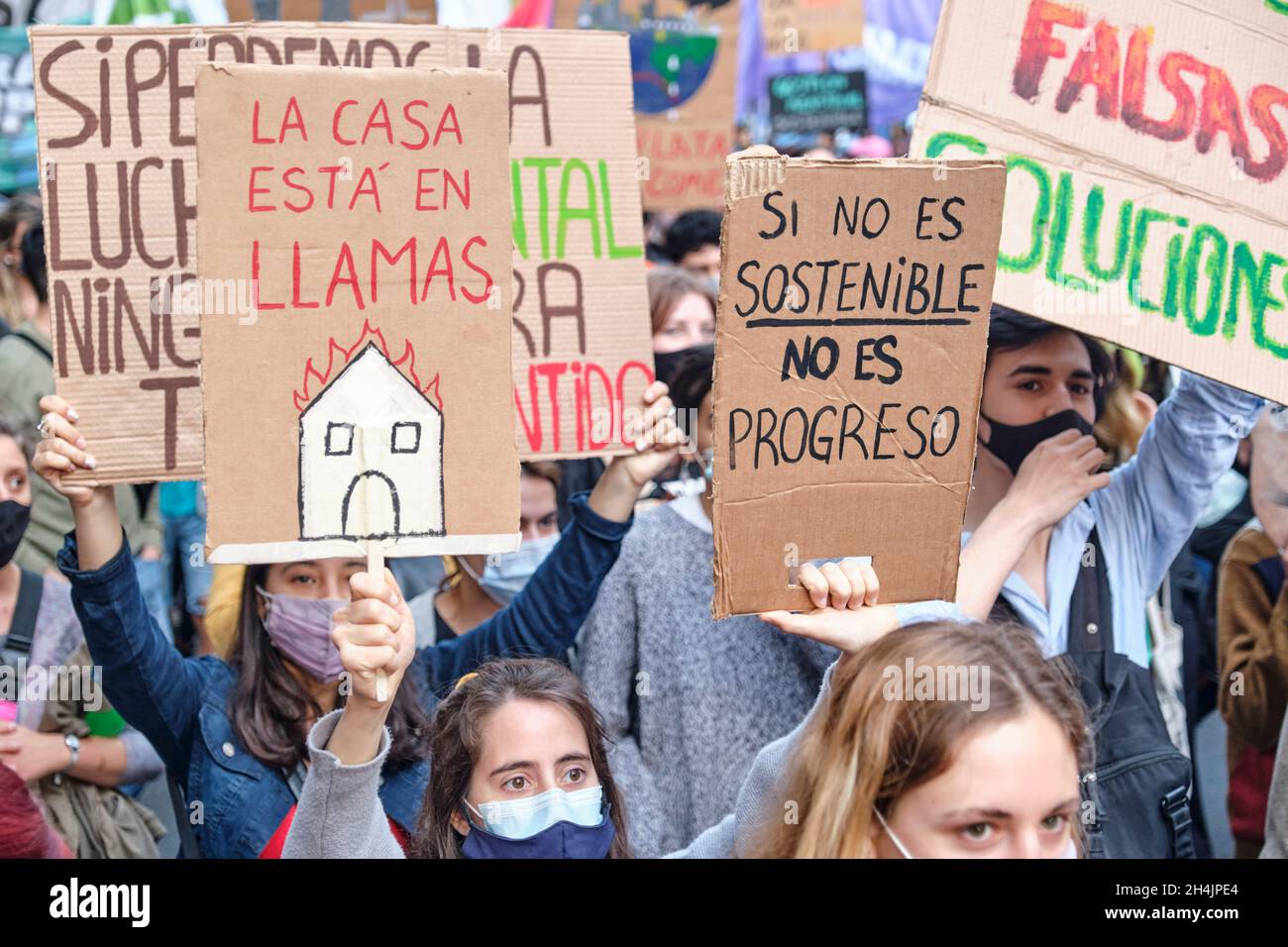 CABA, Buenos Aires, Argentinien; 24. September 2021: Signaltexte: Das Haus brennt. Wenn es nicht nachhaltig ist, dann ist es kein Fortschritt. Massendemonstration in Th Stockfoto
