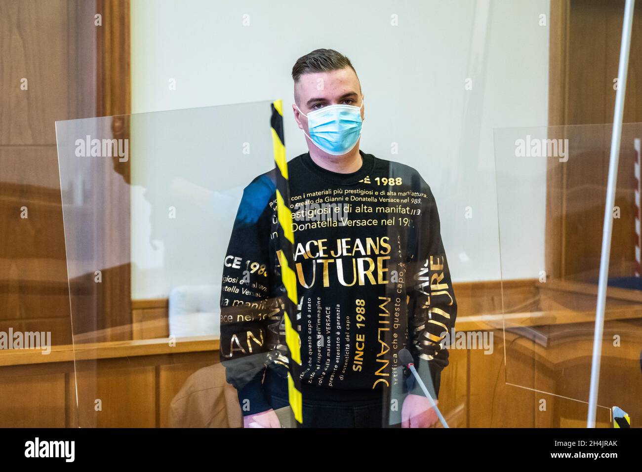 Oldenburg, Deutschland. November 2021. Der Angeklagte steht zu Beginn des Prozesses im Gerichtssaal des Landgerichts. Er soll gefälschte Goldbarren und Krügerrand-Münzen über eine Online-Plattform verkauft haben. Dabei soll er Schäden von rund 40,000 Euro verursacht haben. Kredit: Mohssen Assanimoghaddam/dpa/Alamy Live Nachrichten Stockfoto