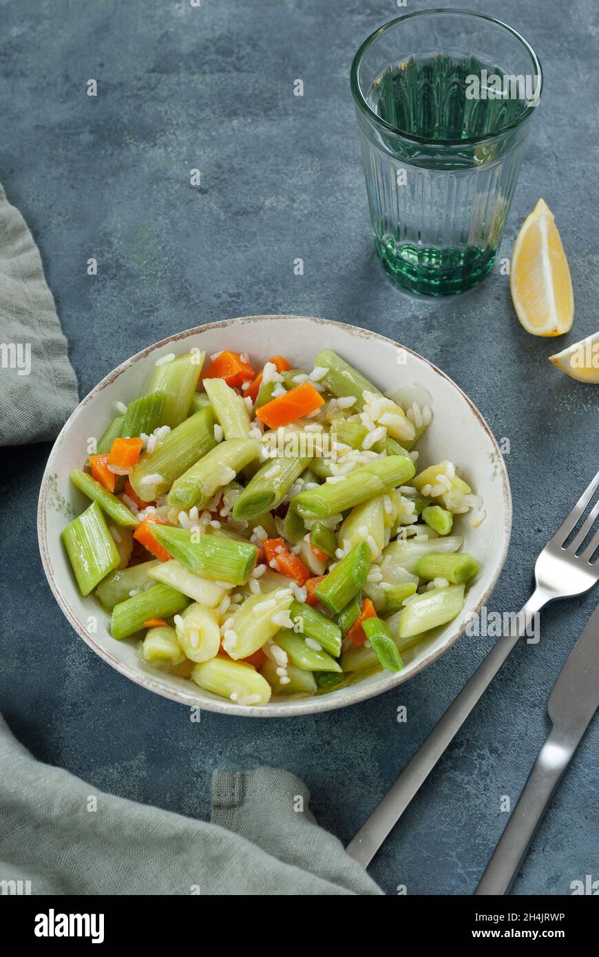 Traditionelles türkisches veganes Gericht mit Karotten, Lauch, Kräutern und Olivenöl Stockfoto