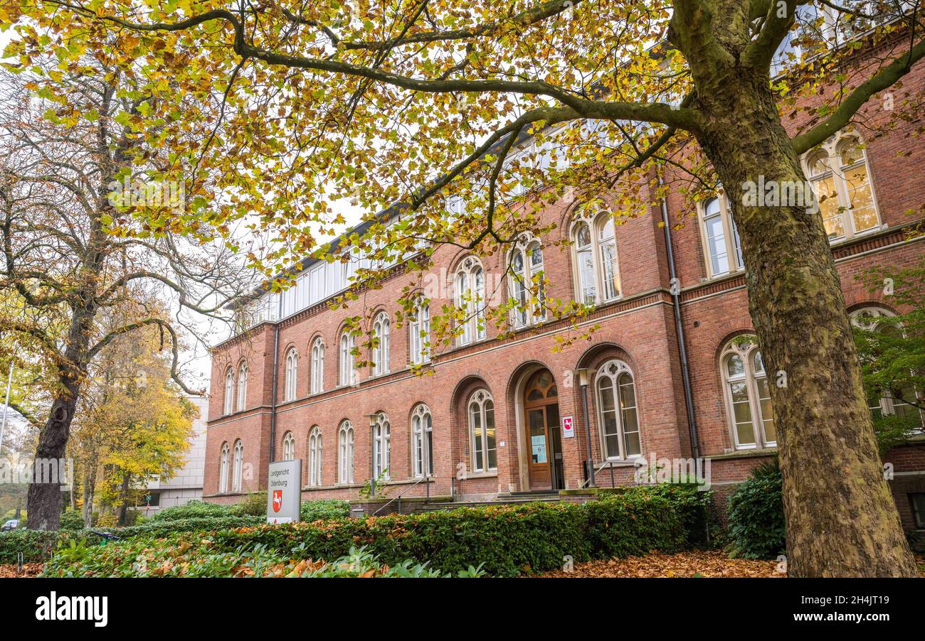 Oldenburg, Deutschland. November 2021. Das Landgericht Oldenburg. Ein Mann soll hier am Mittwoch vor Gericht stehen, weil er angeblich gefälschte Goldbarren und Krügerrand-Münzen über eine Online-Plattform verkauft hat. Dabei soll er Schäden von rund 40,000 Euro verursacht haben. Kredit: Mohssen Assanimoghaddam/dpa/Alamy Live Nachrichten Stockfoto