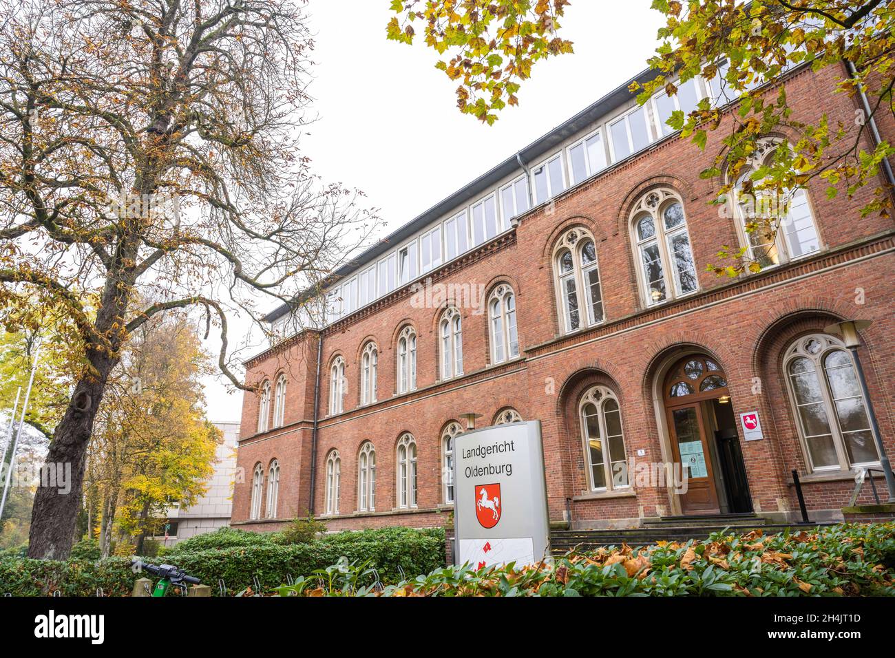 Oldenburg, Deutschland. November 2021. Vor dem Landgericht Oldenburg steht ein Schild. Ein Mann soll hier am Mittwoch vor Gericht stehen, weil er angeblich gefälschte Goldbarren und Krügerrand-Münzen über eine Online-Plattform verkauft hat. Dabei soll er Schäden von rund 40,000 Euro verursacht haben. Kredit: Mohssen Assanimoghaddam/dpa/Alamy Live Nachrichten Stockfoto