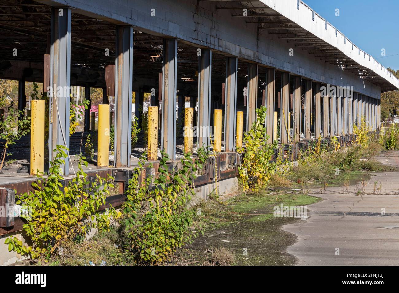 Detroit, Michigan - die Verladung dockt an einem verlassenen LKW-Terminal an, das zuvor von Universal Truckload Services betrieben wurde. Stockfoto