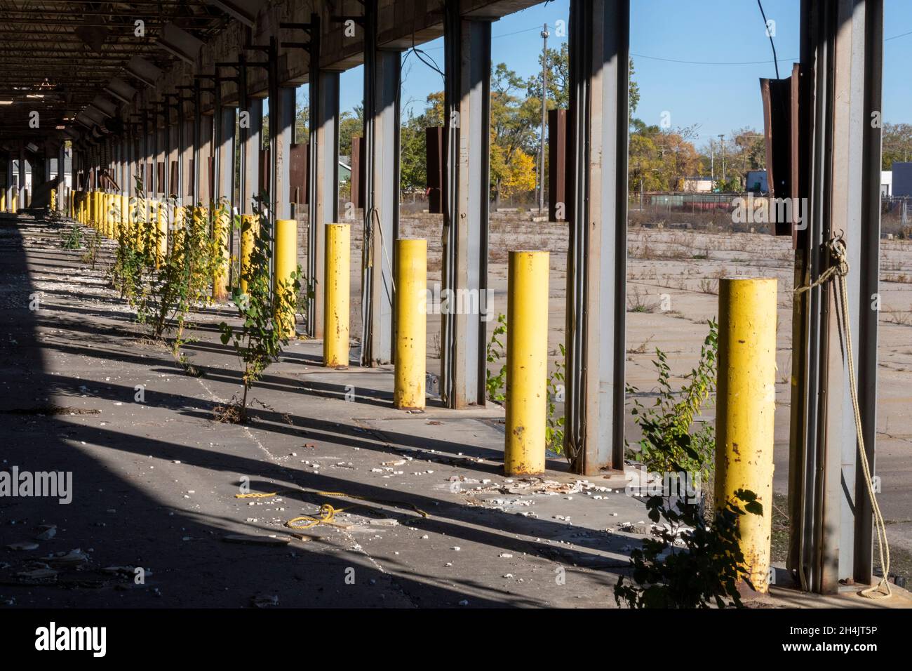 Detroit, Michigan - die Verladung dockt an einem verlassenen LKW-Terminal an, das zuvor von Universal Truckload Services betrieben wurde. Stockfoto