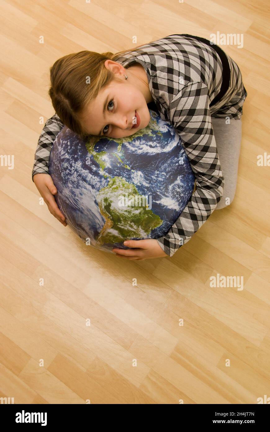 Mädchen hält den Planeten Erde als Koknept für den Schutz unseres Planeten Stockfoto