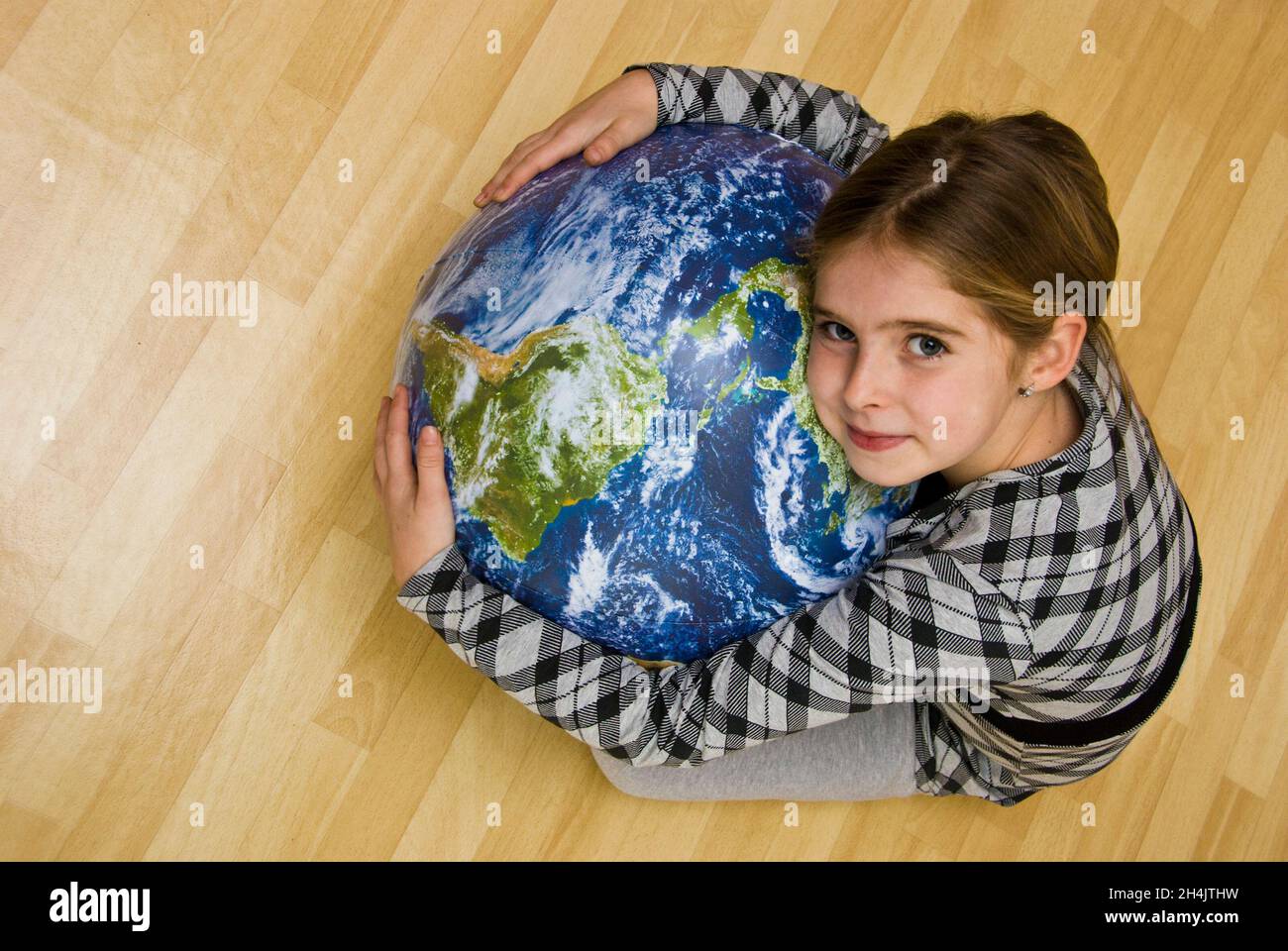 Mädchen hält den Planeten Erde als Koknept für den Schutz unseres Planeten Stockfoto