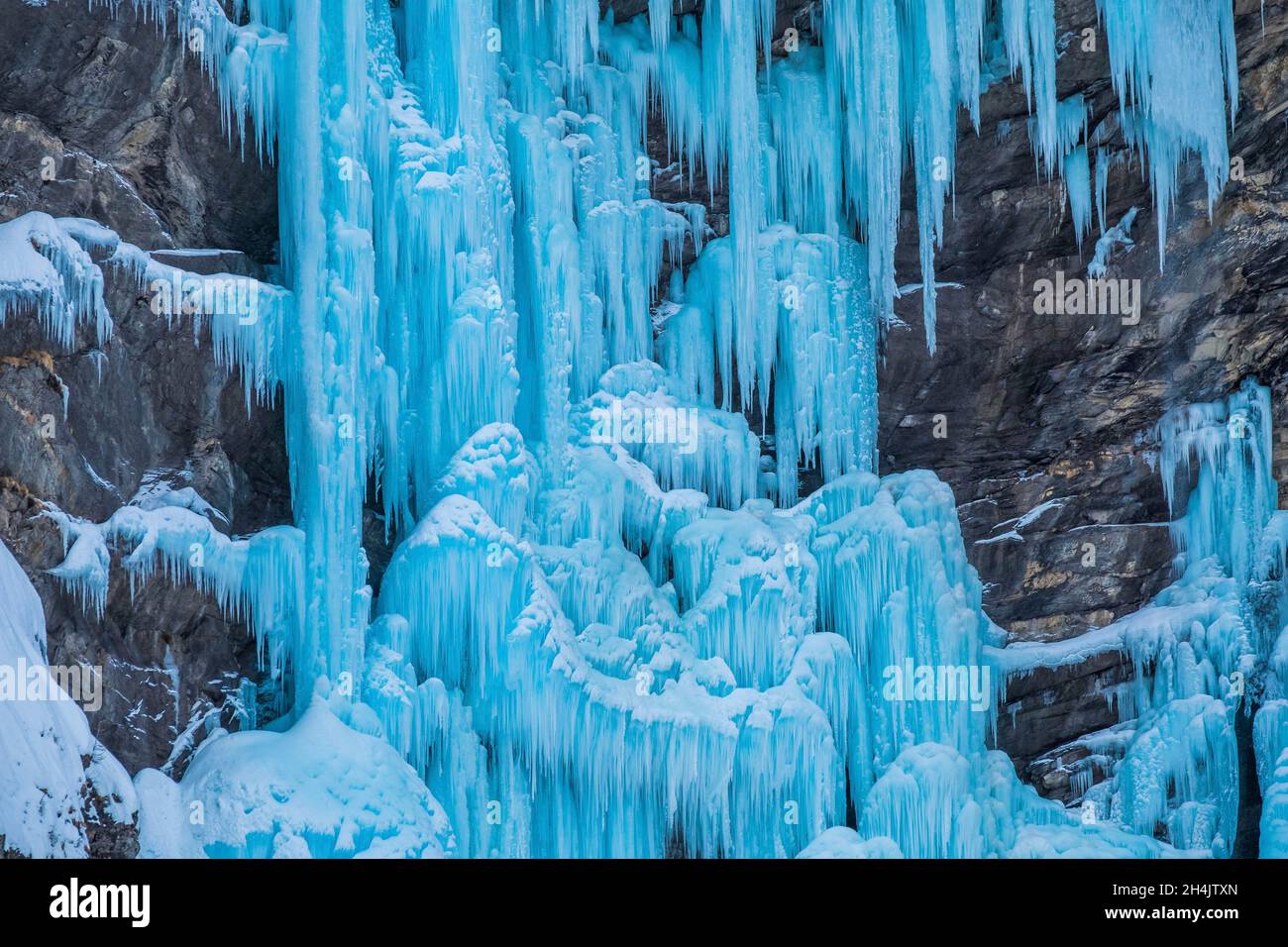 Frankreich, Hautes-Alpes, Champsaur, Tal von Champol?on, Dorf der Borels, val of Tourond, Eiswasserfall von La Pisse, berühmt für seine lebendige blaue Farbe in den kältesten Wintermonaten Stockfoto