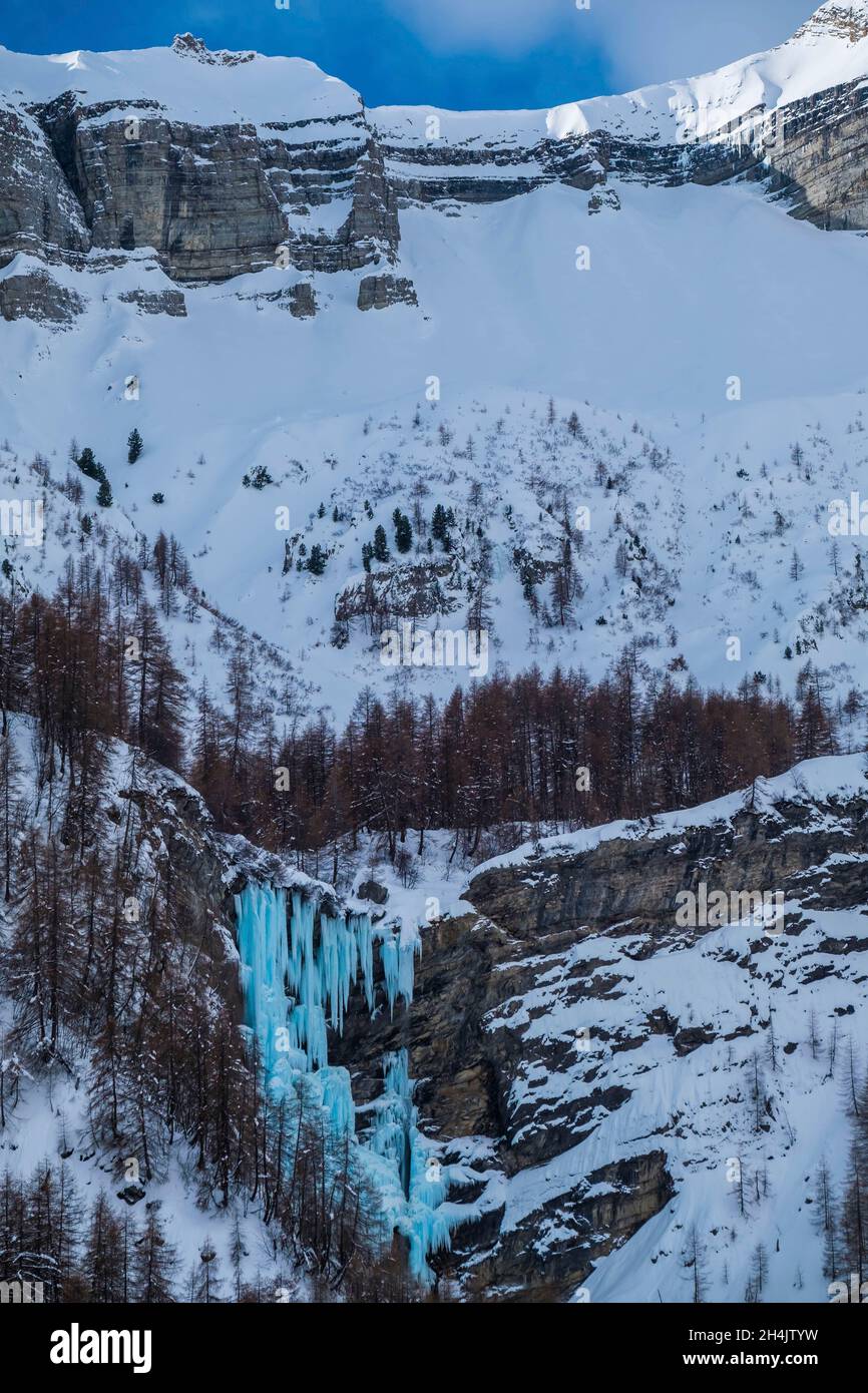 Frankreich, Hautes-Alpes, Champsaur, Tal von Champol?on, Dorf der Borels, val of Tourond, Eiswasserfall von La Pisse, berühmt für seine lebendige blaue Farbe in den kältesten Wintermonaten Stockfoto