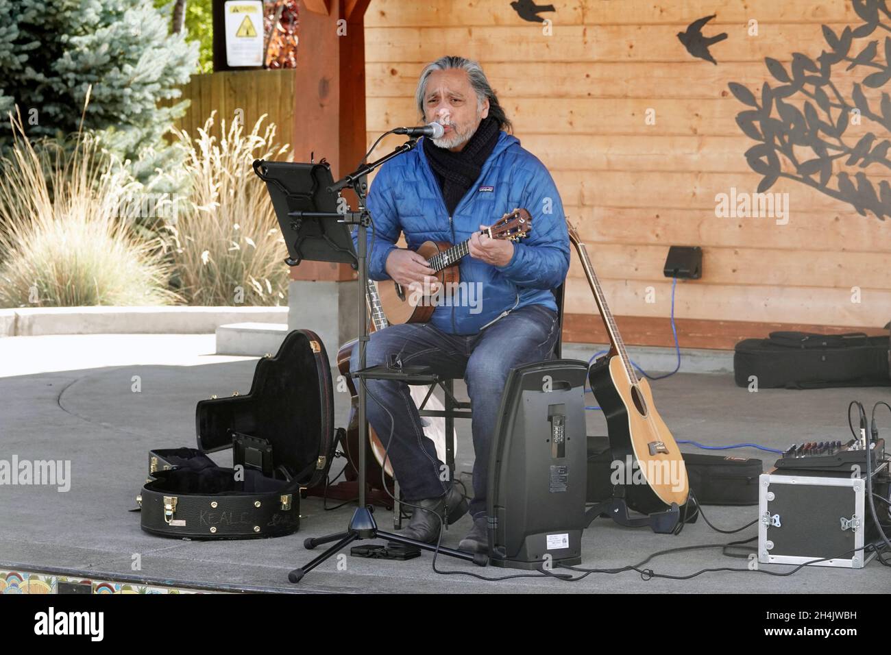 William Gregory Keale, oder Bill Keale, 65, ist ein hawaiiianisch-amerikanischer Singer-Songwriter aus Bend, Oregon, der sich auf hawaiianische Musik spezialisiert hat. Er ist der Cousin des hawaiianischen Sängers Israel Kamakawiwo?ole. Stockfoto