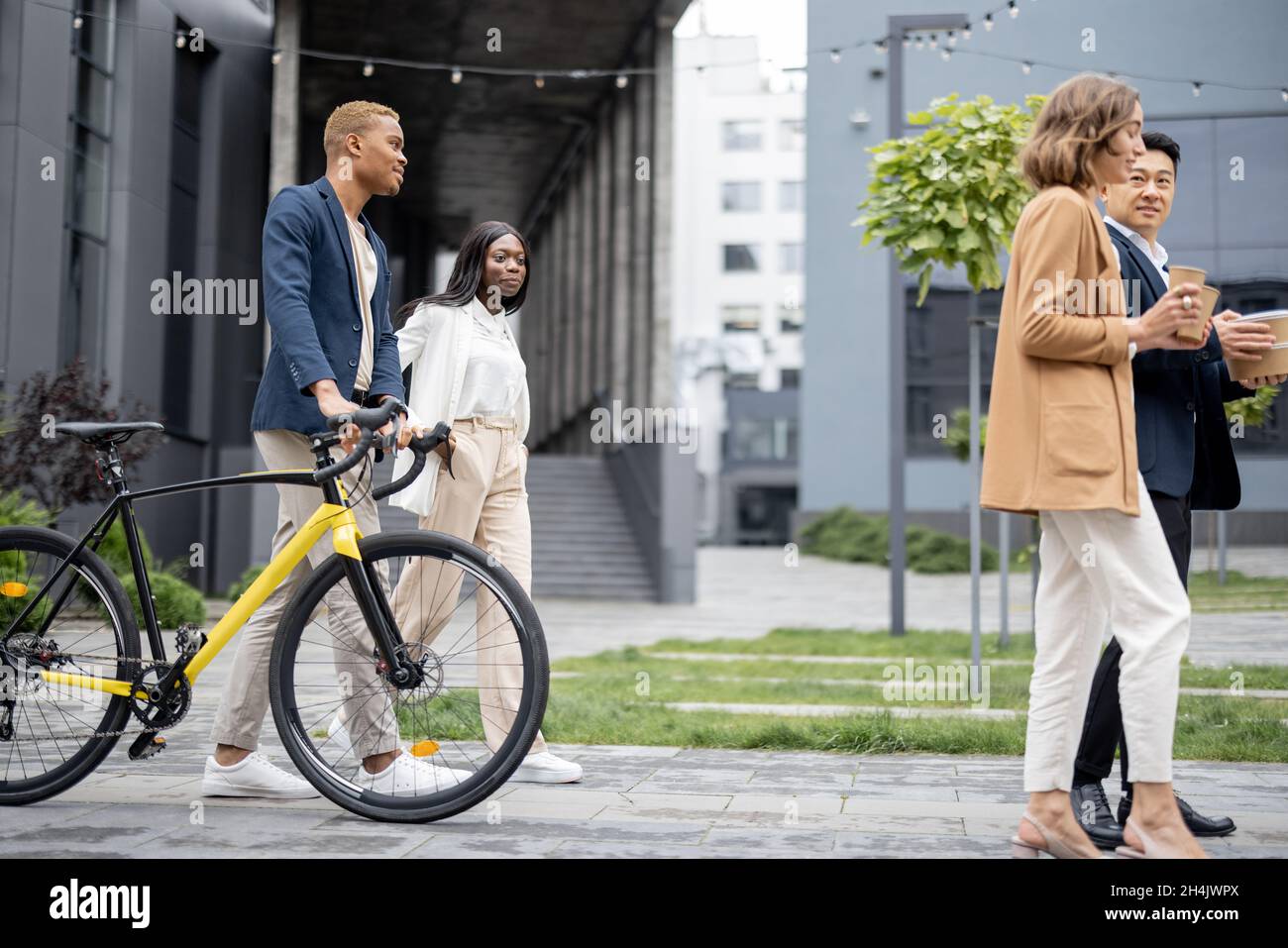 Business-Team in medizinischen Masken gehen und sprechen Stockfoto