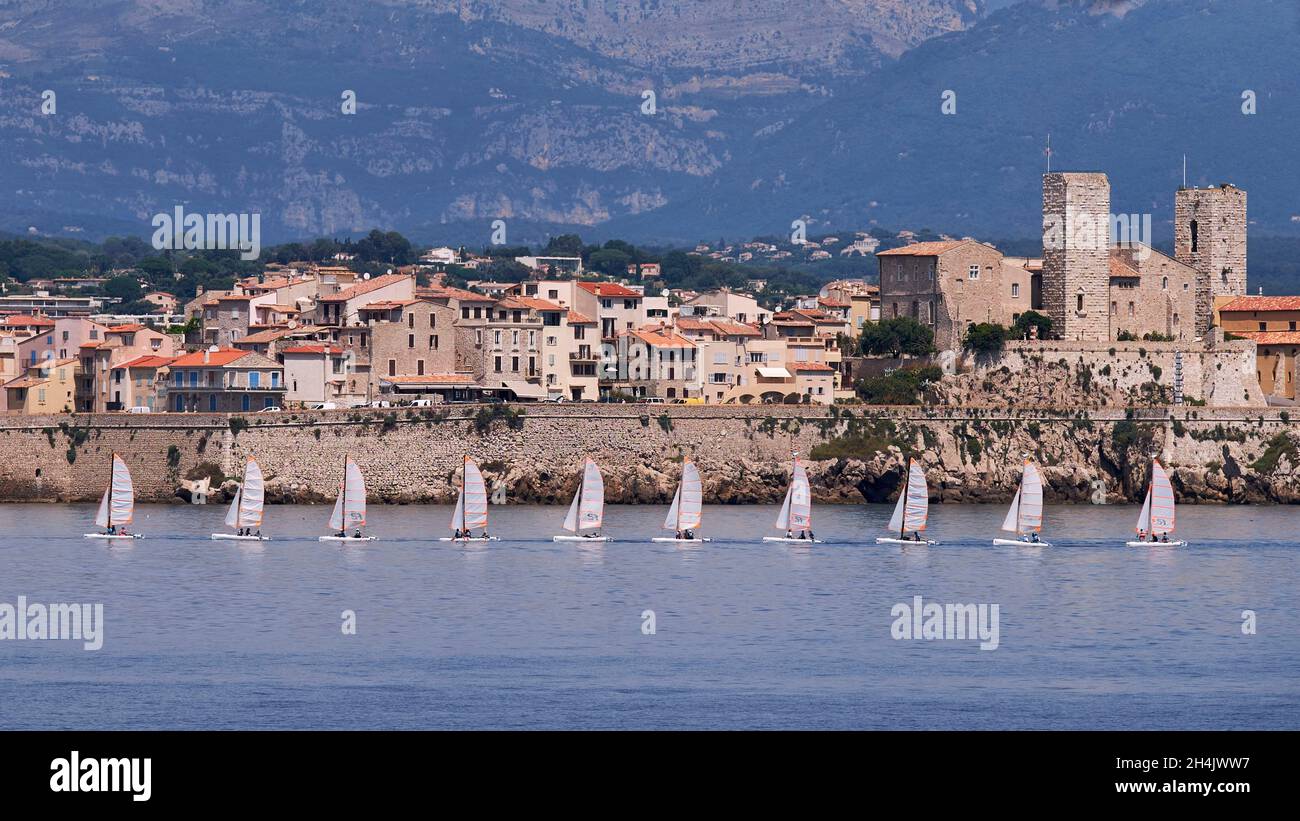 Frankreich, Alpes Maritimes, Segelschule vor den Wallanlagen von Vauban, die die beiden Sarazentürme des Picasso-Museums und der ND-Kathedrale der Unbefleckten Empfängnis zeigen Stockfoto