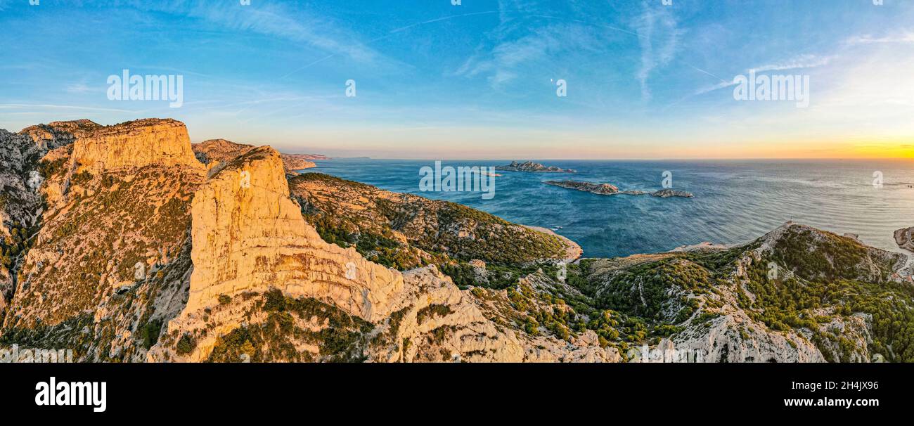 Frankreich, Bouches du Rhone, Nationalpark Calanques, Marseille, Sonnenuntergang über dem Goudes-Felsen, Jarre-Insel im Hintergrund (Luftaufnahme) Stockfoto