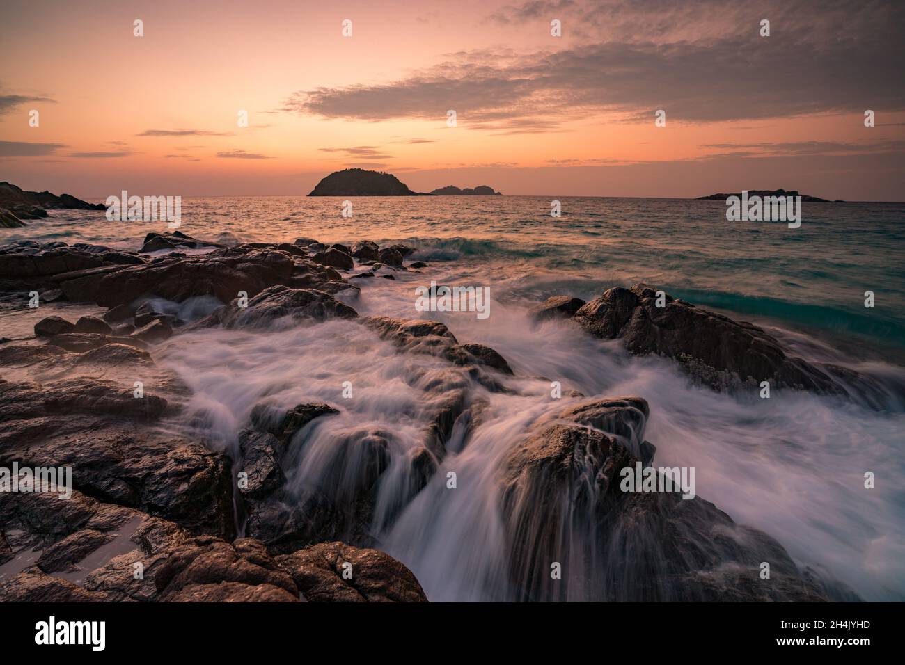 Felsiger Strand bei Sonnenaufgang, Insel Redang, Terengganu, Malaysia Stockfoto