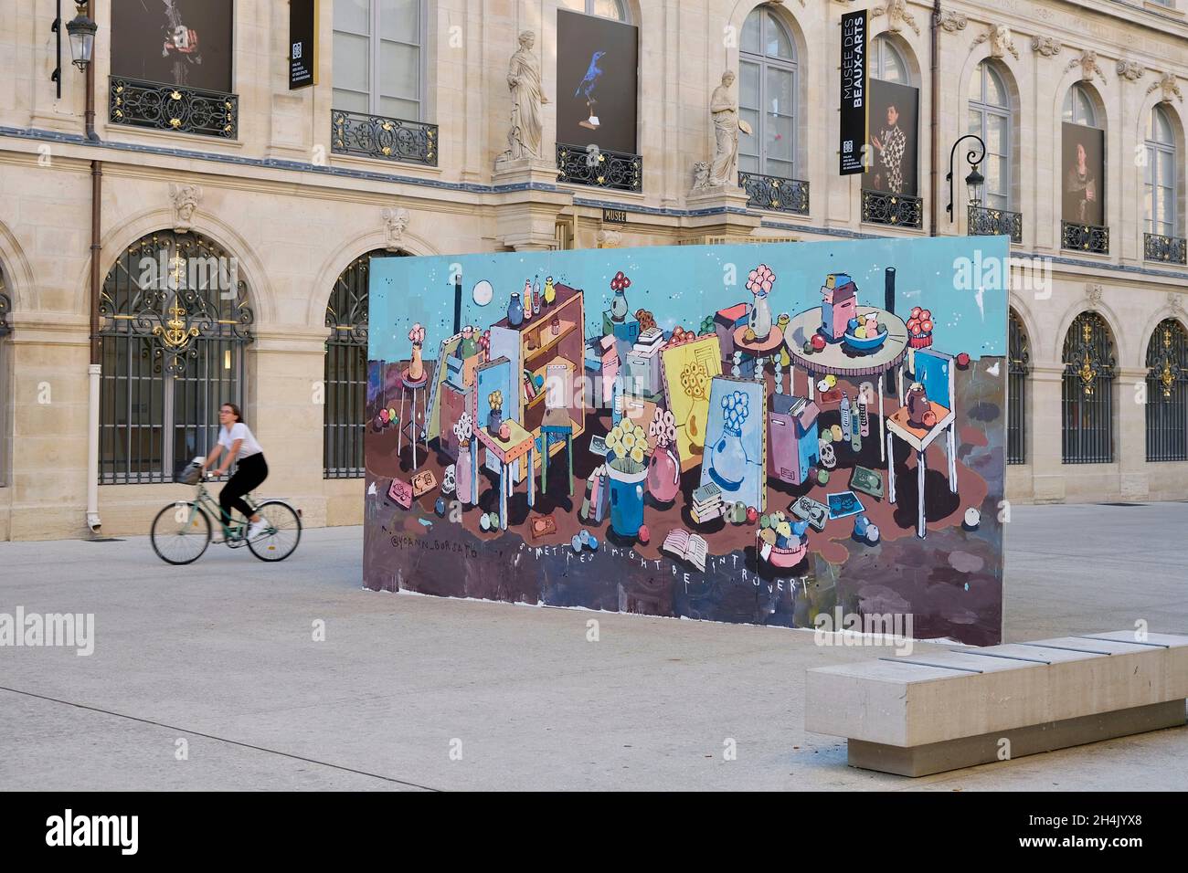 Frankreich, Cote d'Or, Dijon, UNESCO-Weltkulturerbe, Place de la Sainte Chapelle, Straßenkunst vor dem Museum der Schönen Künste Stockfoto