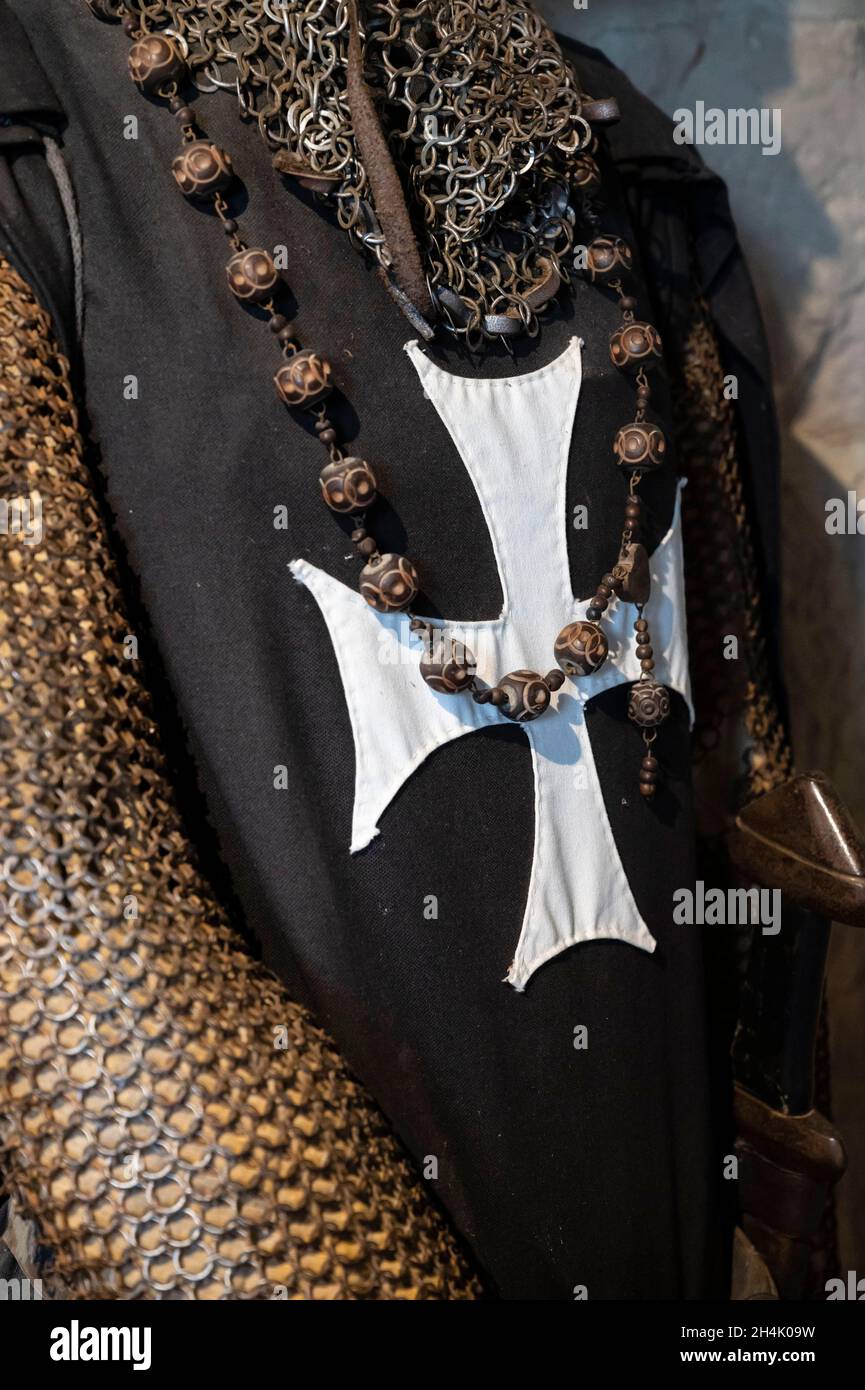 Frankreich, Pyrenäen Atlantiques, Saint-Jean-Pied-de-Port, Ausstellung: Die Wege von Santiago im Mittelalter im Gefängnis der Bischöfe, Ritterkleidung Stockfoto