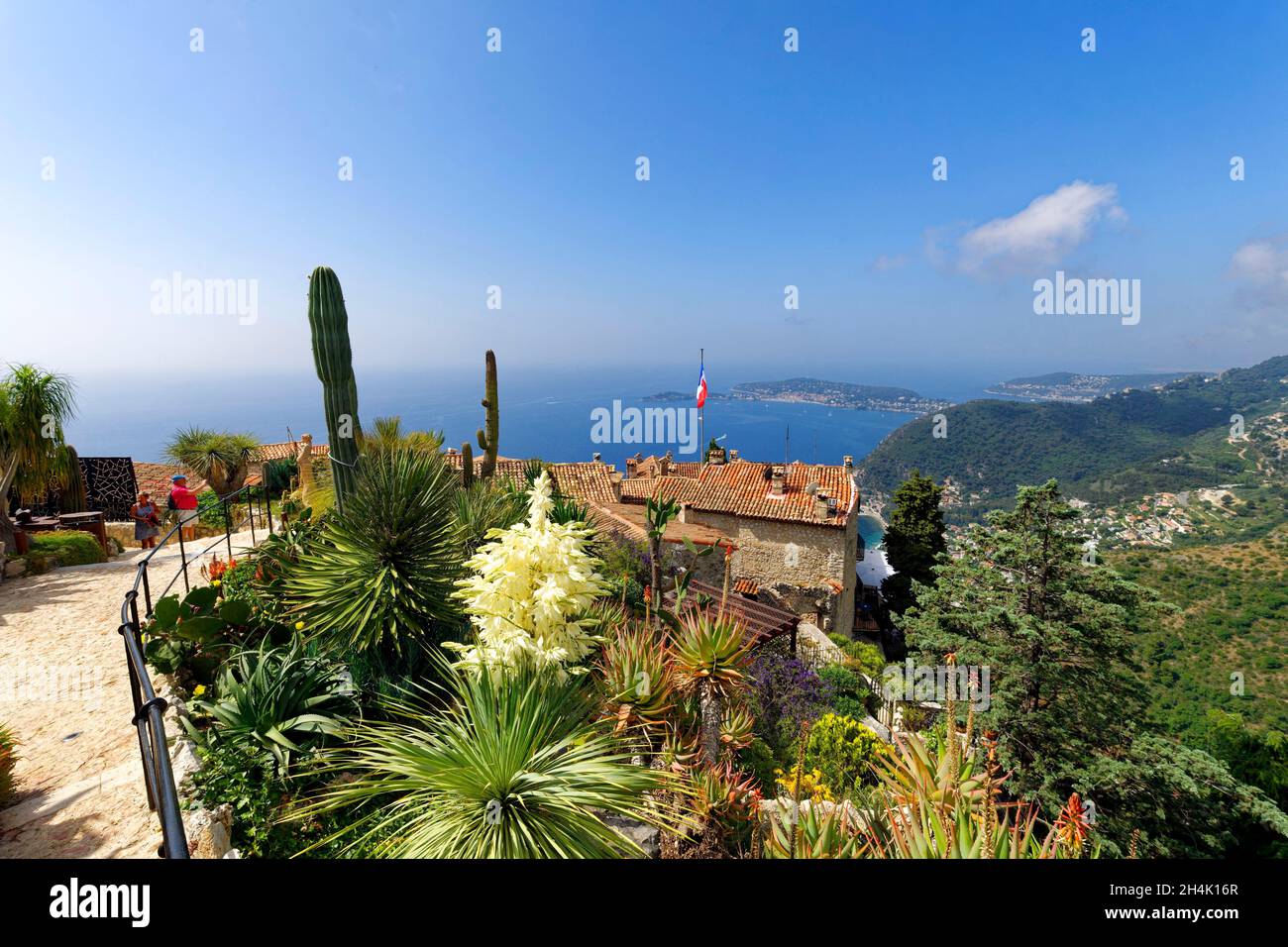 Frankreich, Alpes Maritimes, das Bergdorf Eze und sein exotischer Garten, der als herausragender Garten aufgeführt ist, Saint Jean Cap Ferrat im Hintergrund Stockfoto