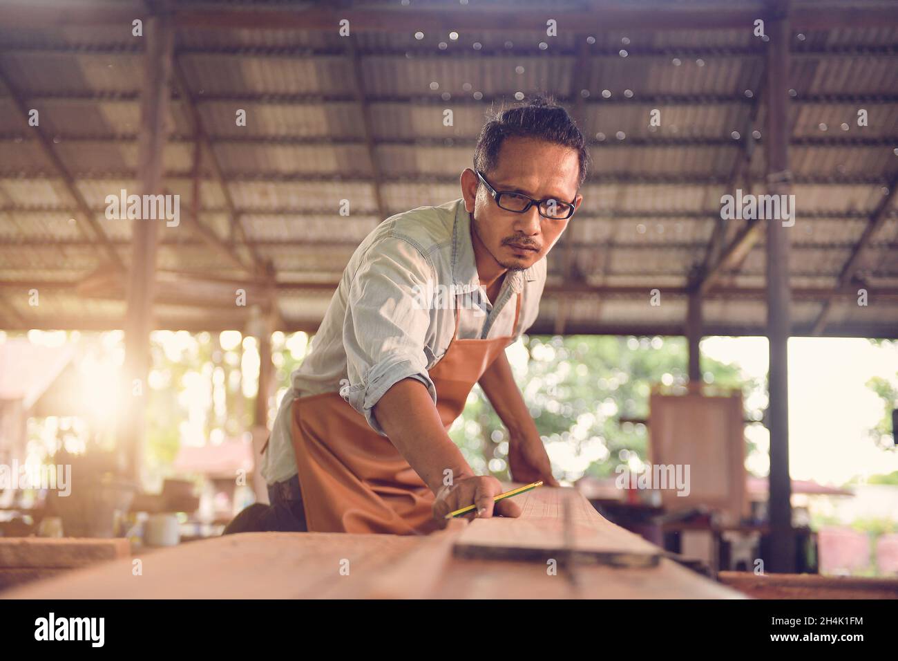 Tischler mit Kreissäge in seiner Werkstatt, Thailand Stockfoto