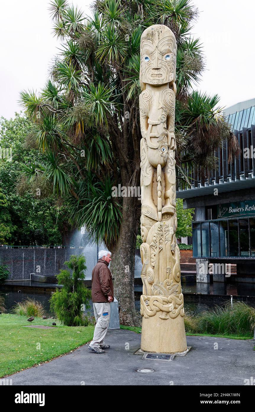 Poupou; bemalte Totara; Maori-Kultur, erinnert an den Vertrag von Waitangi; Mann schaut, geschnitztes Holz, öffentliche Kunst, 1994, Victoria Square, South Island, Chr. Stockfoto
