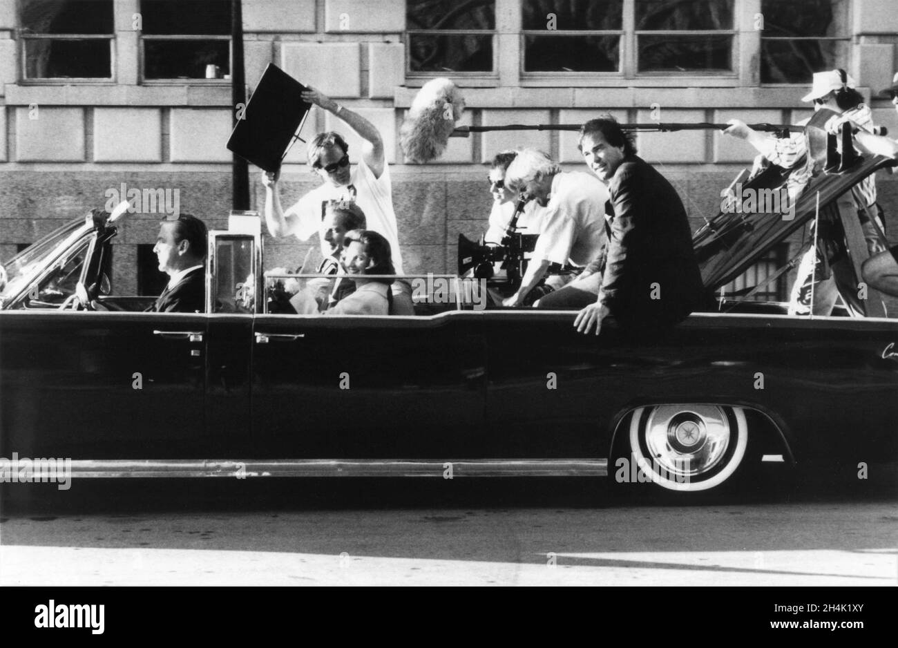 Der Kameramann ROBERT RICHARDSON und Regisseur OLIVER STONE am Drehort drehten offen die Kennedy-Attentatssequenz mit STEVE REED Doubling für John F. Kennedy und JODIE FARBER Doubling für Jackie Kenny im JFK 1991 Regisseur OLIVER STONE Drehbuch Oliver Stone und Zachary Sklar nach Büchern von Jim Garrison und Jim Marrs Music John Williams Canal+ / New Regency Productions / Alcor Films / Ixtlan / Camelot / Warner Bros. Stockfoto