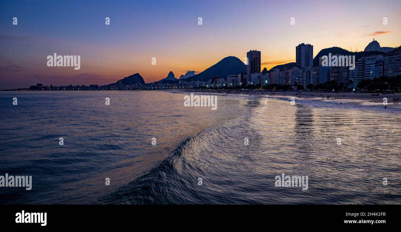 Brasilien, Rio de Janeiro, Ende des Tages am Strand von der Küste Stockfoto