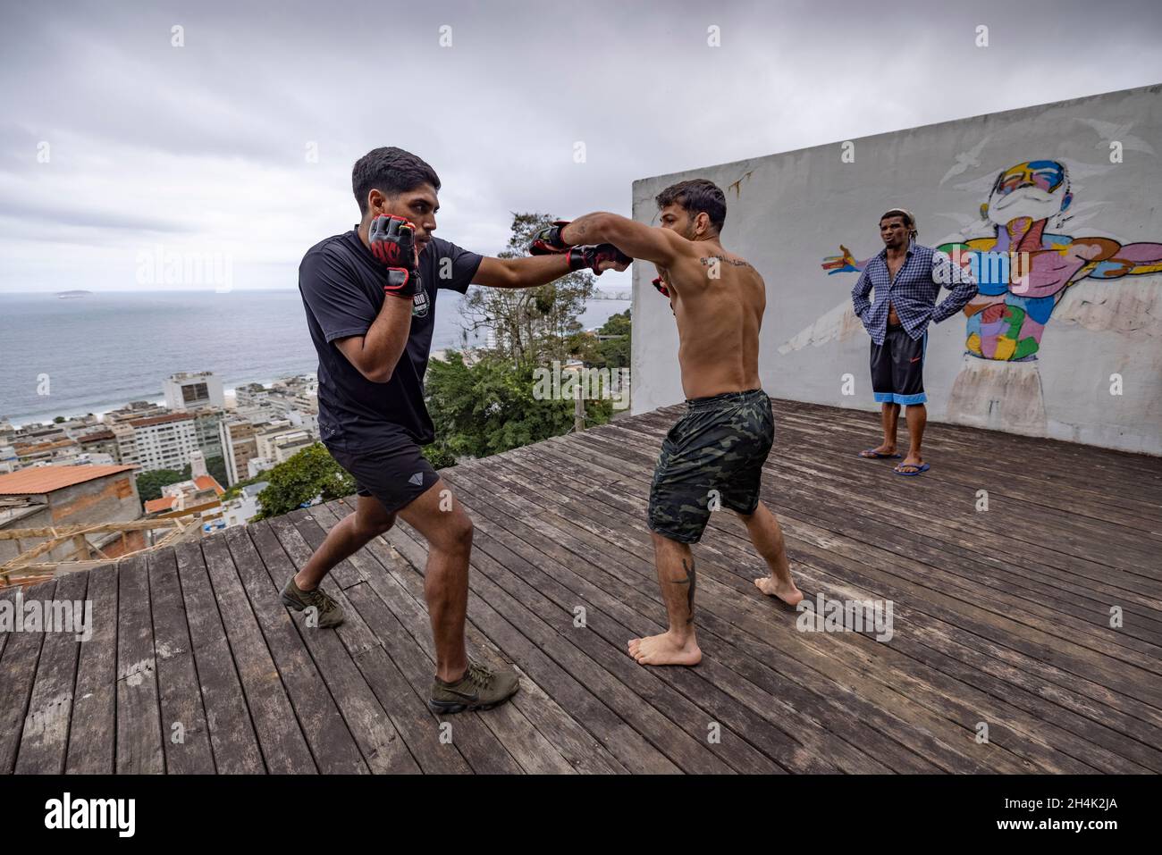 Brasilien, Rio de Janeiro, Favela Babilona, Szene des Lebens in der Favela, Julio, trainiert der MMA-Champion mit seinem Mentor Denis selbst Ex-Weltmeister Stockfoto