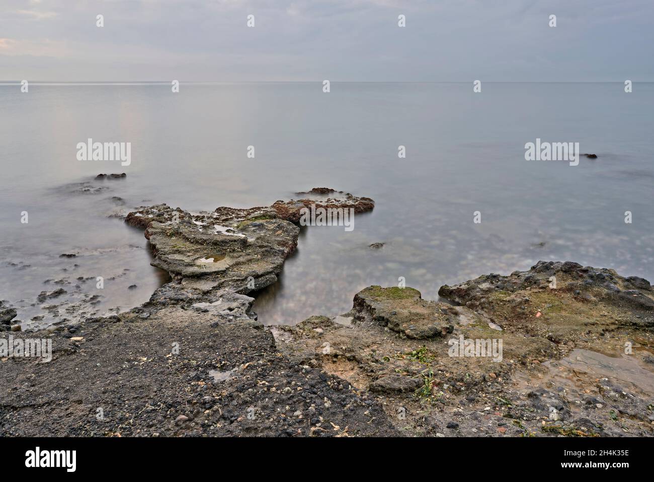 Sonnenaufgang am felsigen Strand von Sagunt. Stockfoto