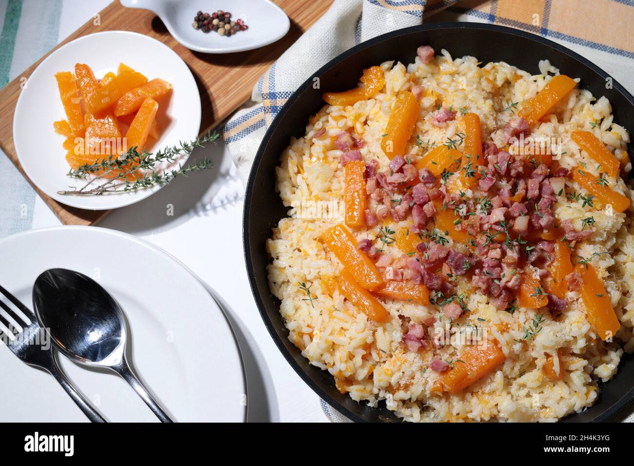 Risotto mit Kürbis und Speck in Würfel geschnitten. Direkt darüber. Stockfoto