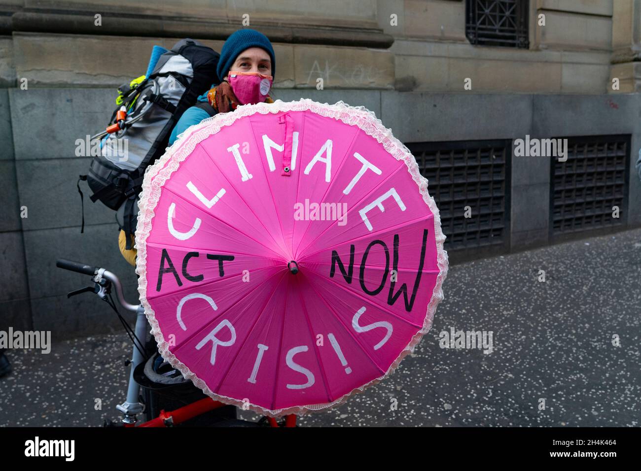Glasgow, Schottland, Großbritannien. November 2021. Am 4. Tag der UN-Klimakonferenz in Glasgow gab es Demonstrationen der Extinction Rebellion-Protestgruppe im Stadtzentrum von Glasgow. Nachdem sie von der Polizei gejagt wurden, veranstalteten sie eine Sitzveranstaltung, um gegen die Blockierung der St. Vincent Street zu protestieren. Iain Masterton/Alamy Live News. Stockfoto