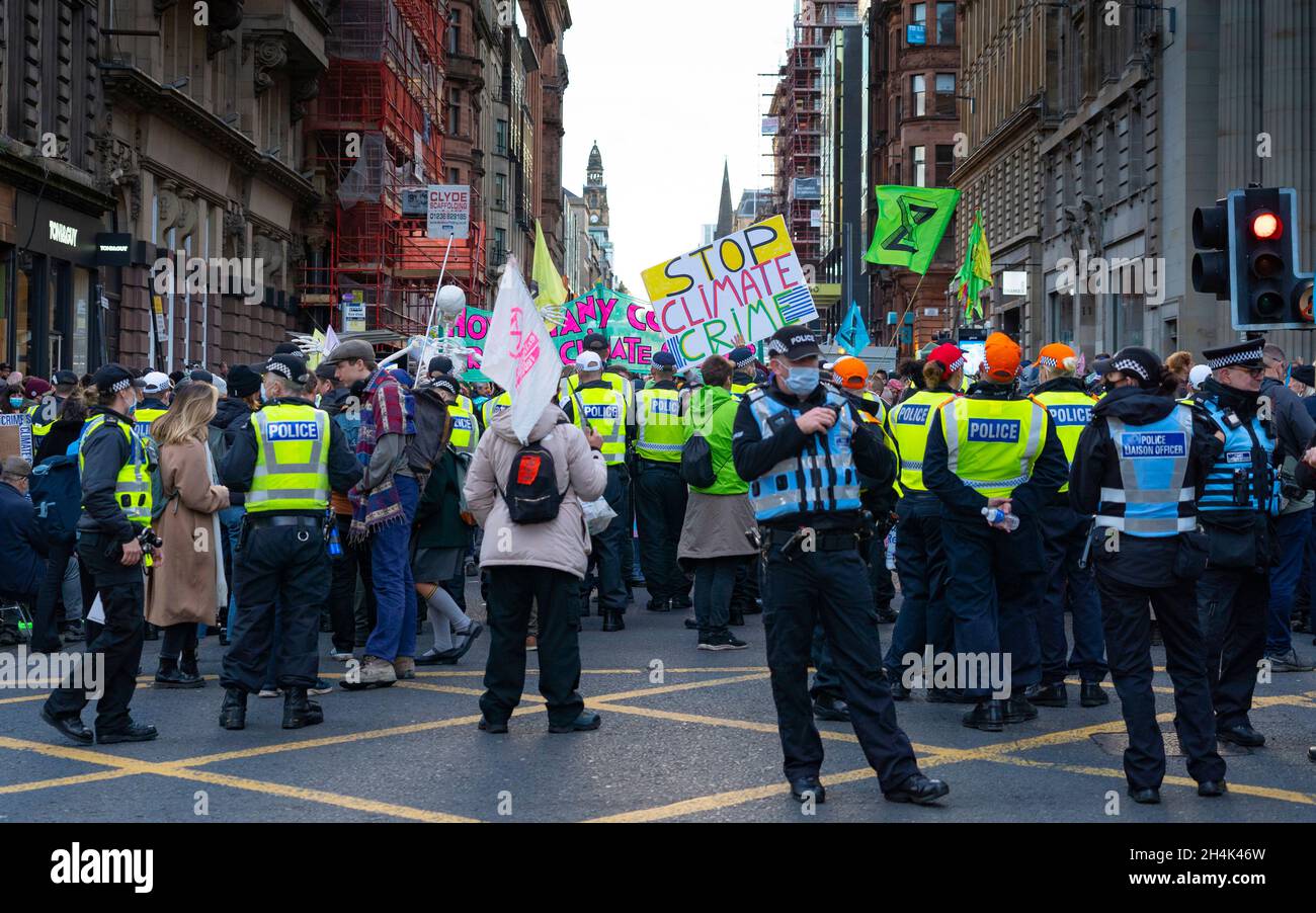Glasgow, Schottland, Großbritannien. November 2021. Am 4. Tag der UN-Klimakonferenz in Glasgow gab es Demonstrationen der Extinction Rebellion-Protestgruppe im Stadtzentrum von Glasgow. Nachdem sie von der Polizei gejagt wurden, veranstalteten sie eine Sitzveranstaltung, um gegen die Blockierung der St. Vincent Street zu protestieren. Iain Masterton/Alamy Live News. Stockfoto