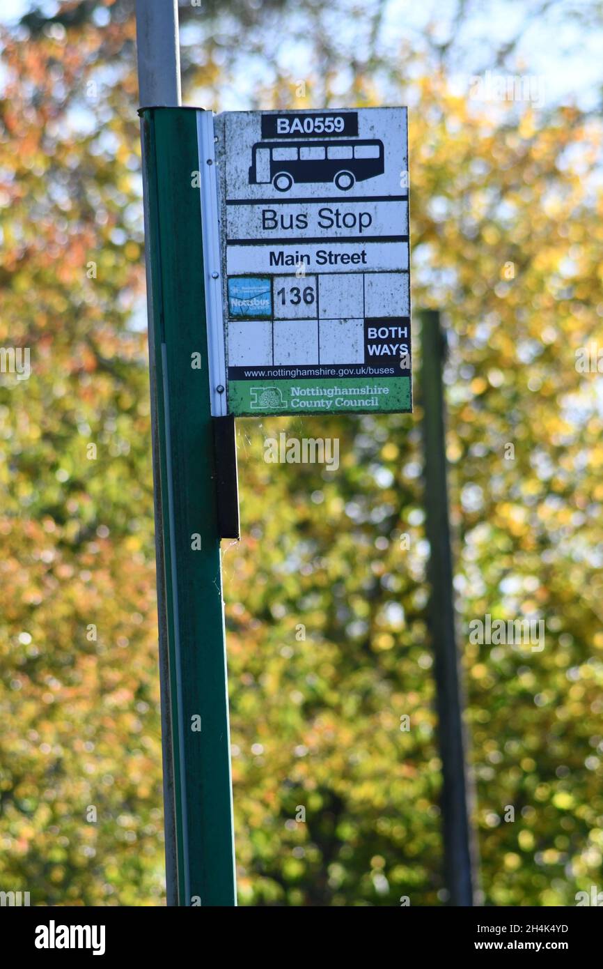 Ländliche Bushaltestelle in einem englischen Landdorf Stockfoto