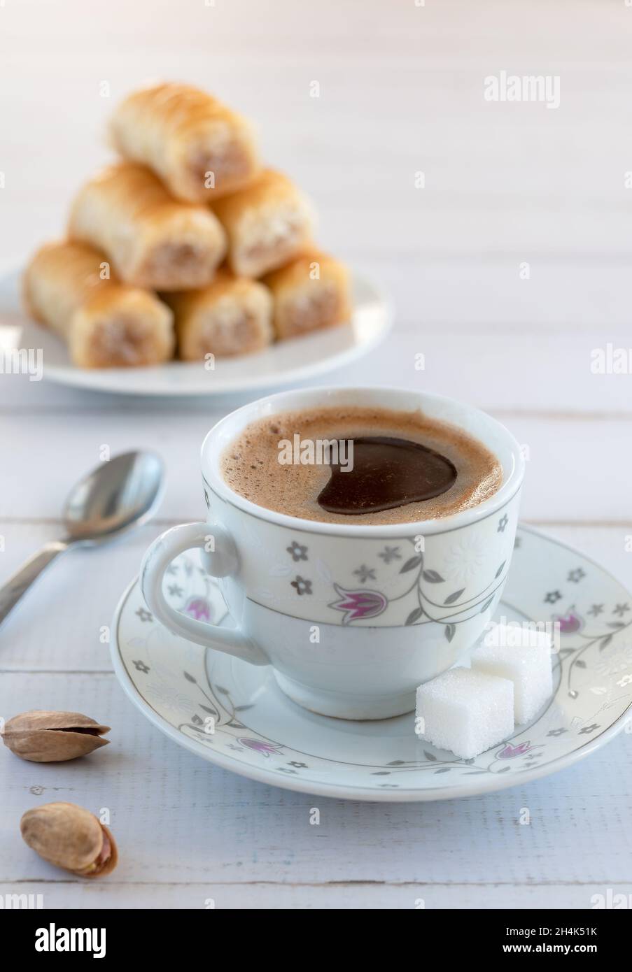 Eine Tasse türkischer Kaffee und traditionelle Süße - Baklava. Vertikale Aufnahme. Stockfoto