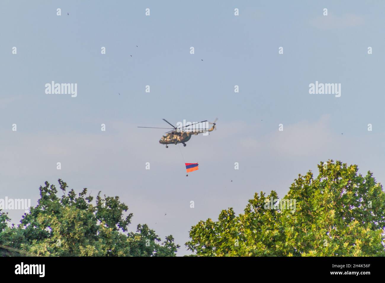 JEREWAN, ARMENIEN - 5. JULI 2017: Hubschrauber mit der Nationalflagge Armeniens während der Feierlichkeiten zum Tag der Verfassung und zum Tag des Staatssyms Stockfoto